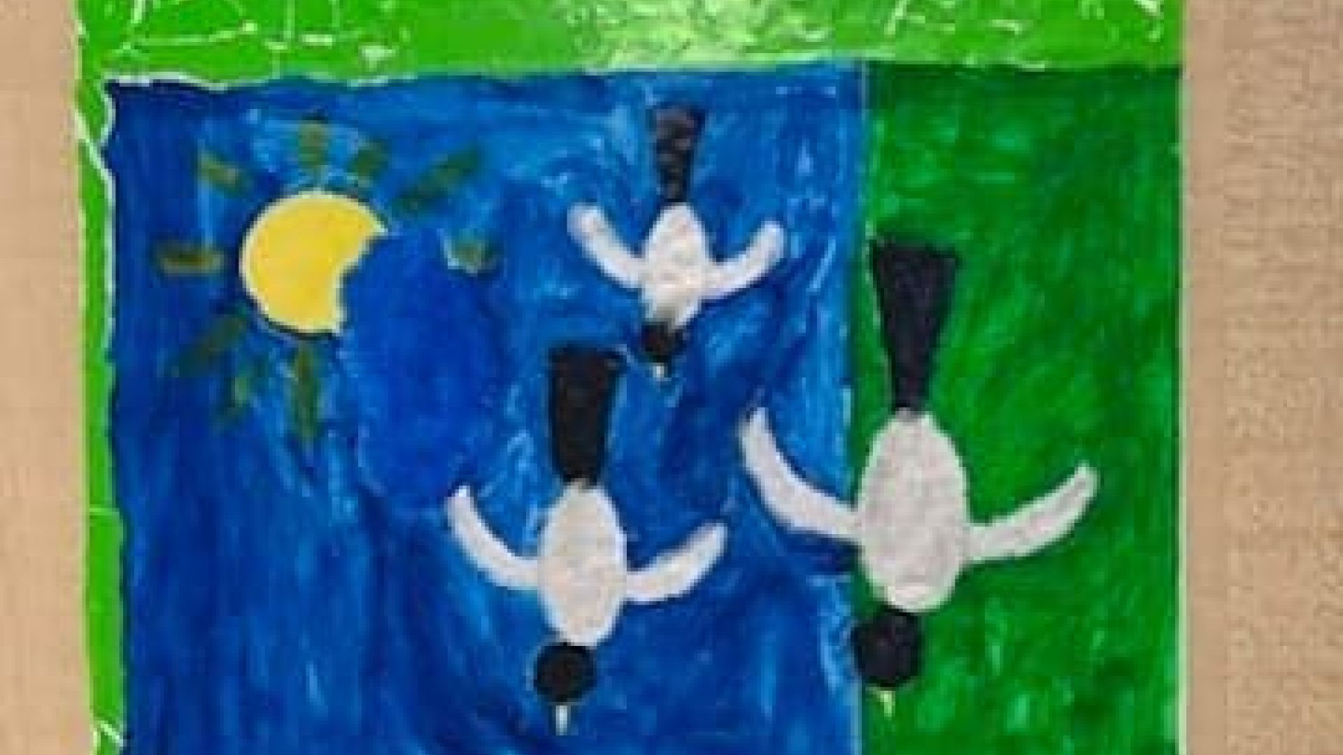 Praca wykonana farbami, przedstawiająca trzy lecące ptaki, na tle zielonej trawy i niebieskiego nieba, z wychodzącym zza chmury słońcem, oklejona na bokach zielonym papierem kolorowym. Autor: Grzegorz S.