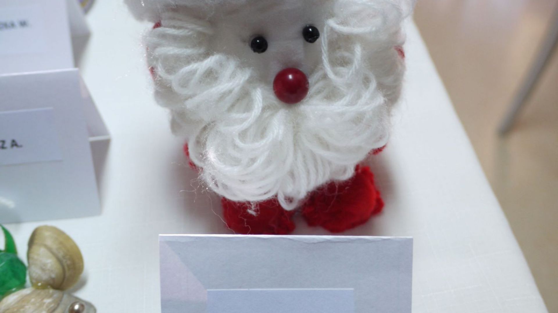Mikołaj - mały Mikołaj przypominający maskotkę wykonany z włóczki i filcu. Autor: Justyna R.