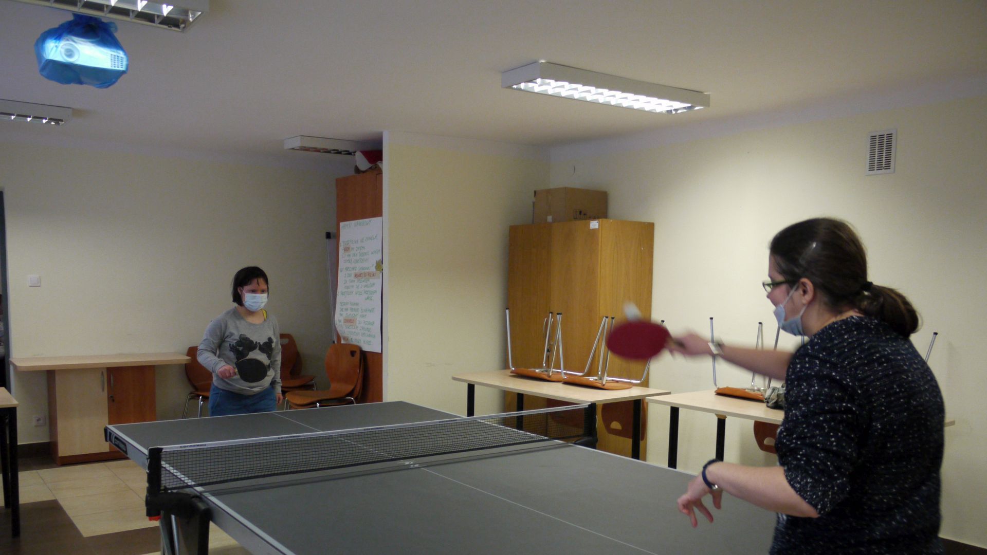 Agnieszka D. i Justyna R. grające w tenisa stołowego.
