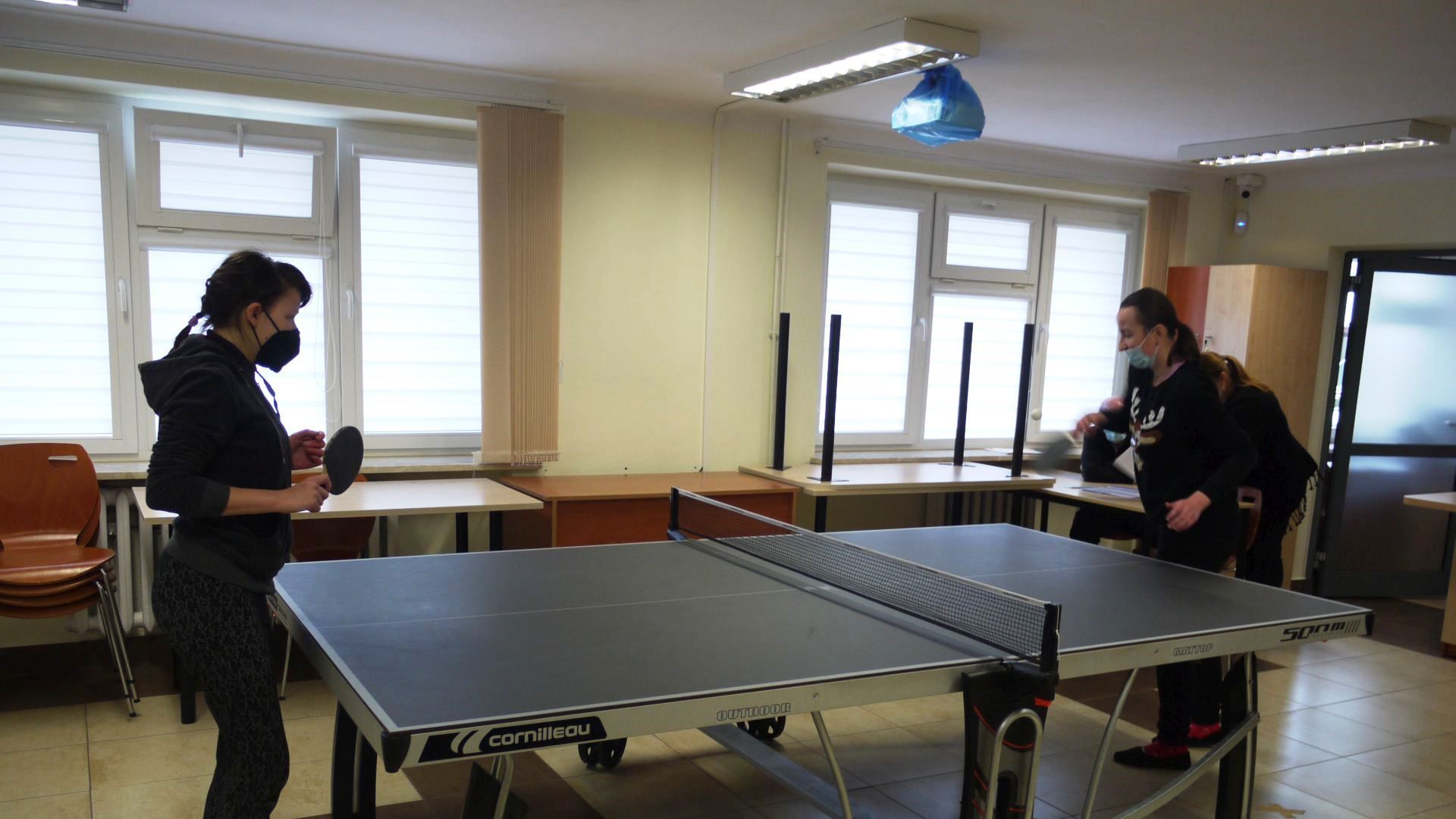 Małgorzata W. i Anna Cz. grające w tenisa stołowego.