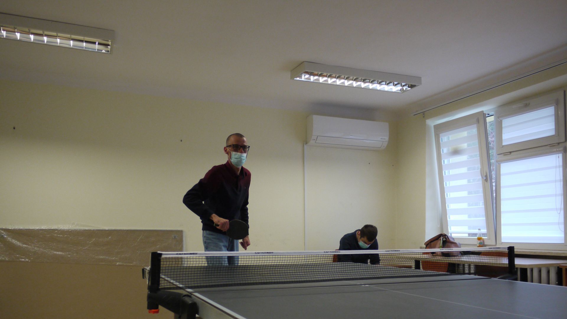 Grzegorz S. grający w tenisa stołowego.
