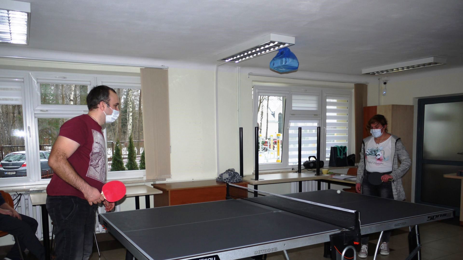 Konrad Ch. i Agnieszka W. grający w tenisa stołowego.