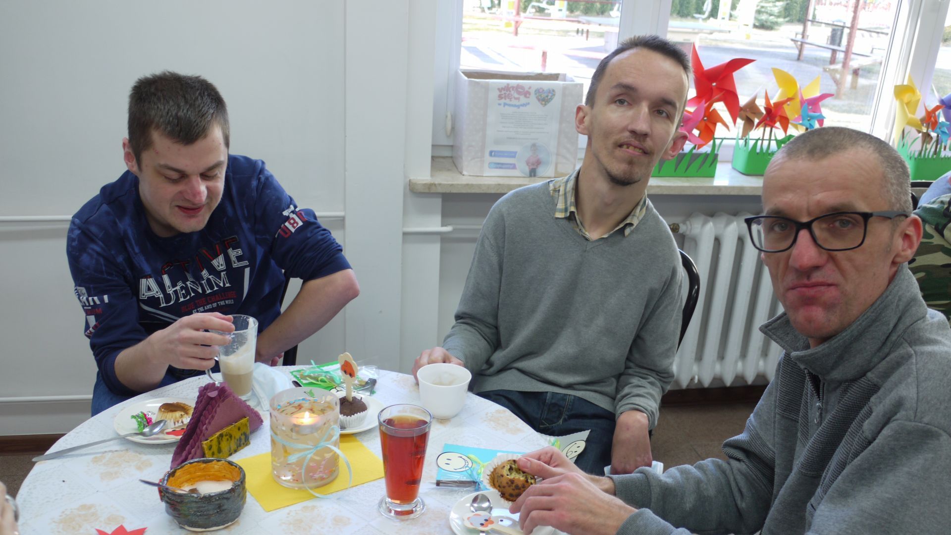 Grzegorz S., Rafał P. i Łukasz S. siedzący przy stoliku w art. - kawiarni konsumujący swoje zamówienia.  