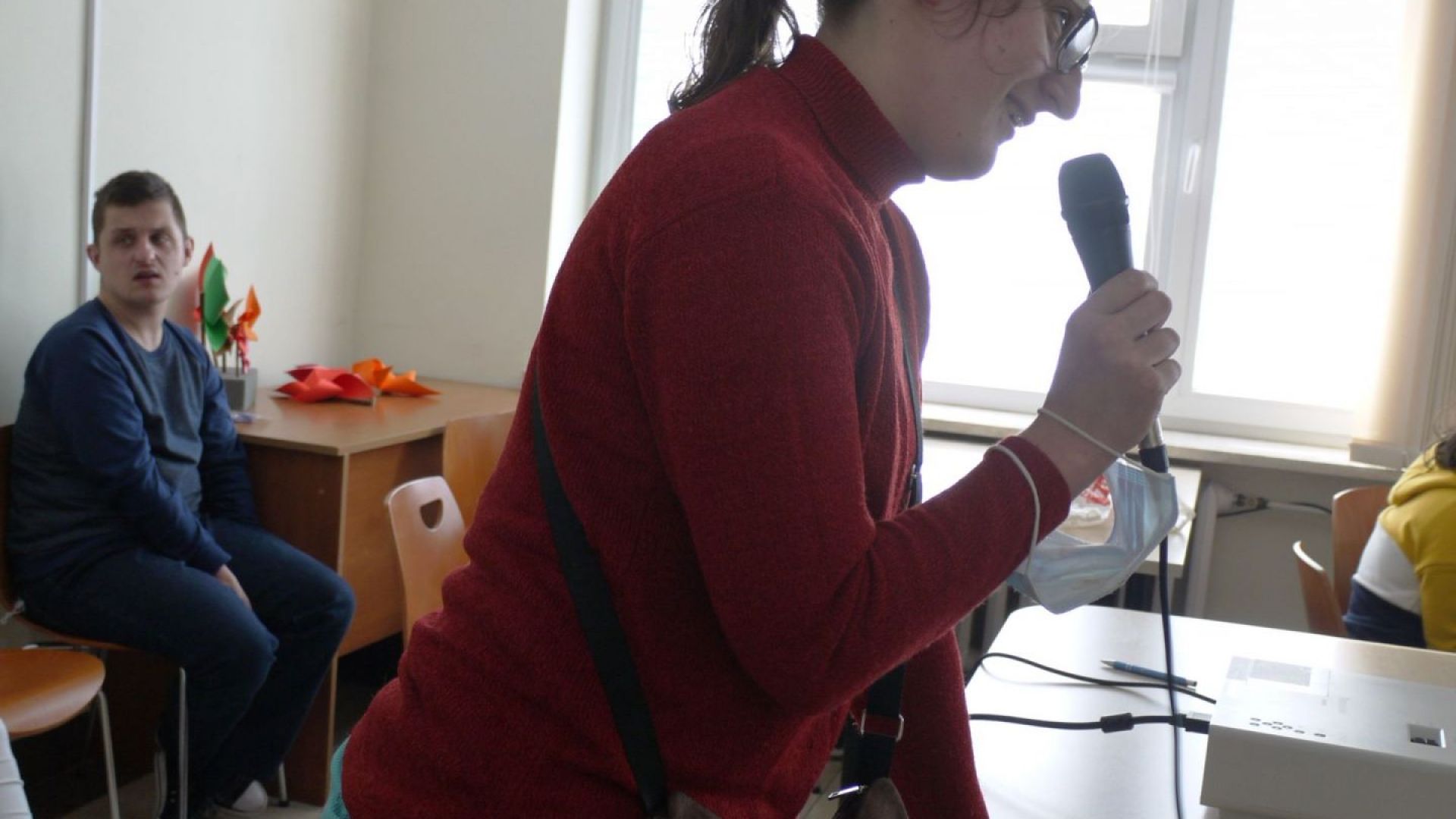 Zuzanna M. śpiewająca do mikrofonu podczas karaoke.