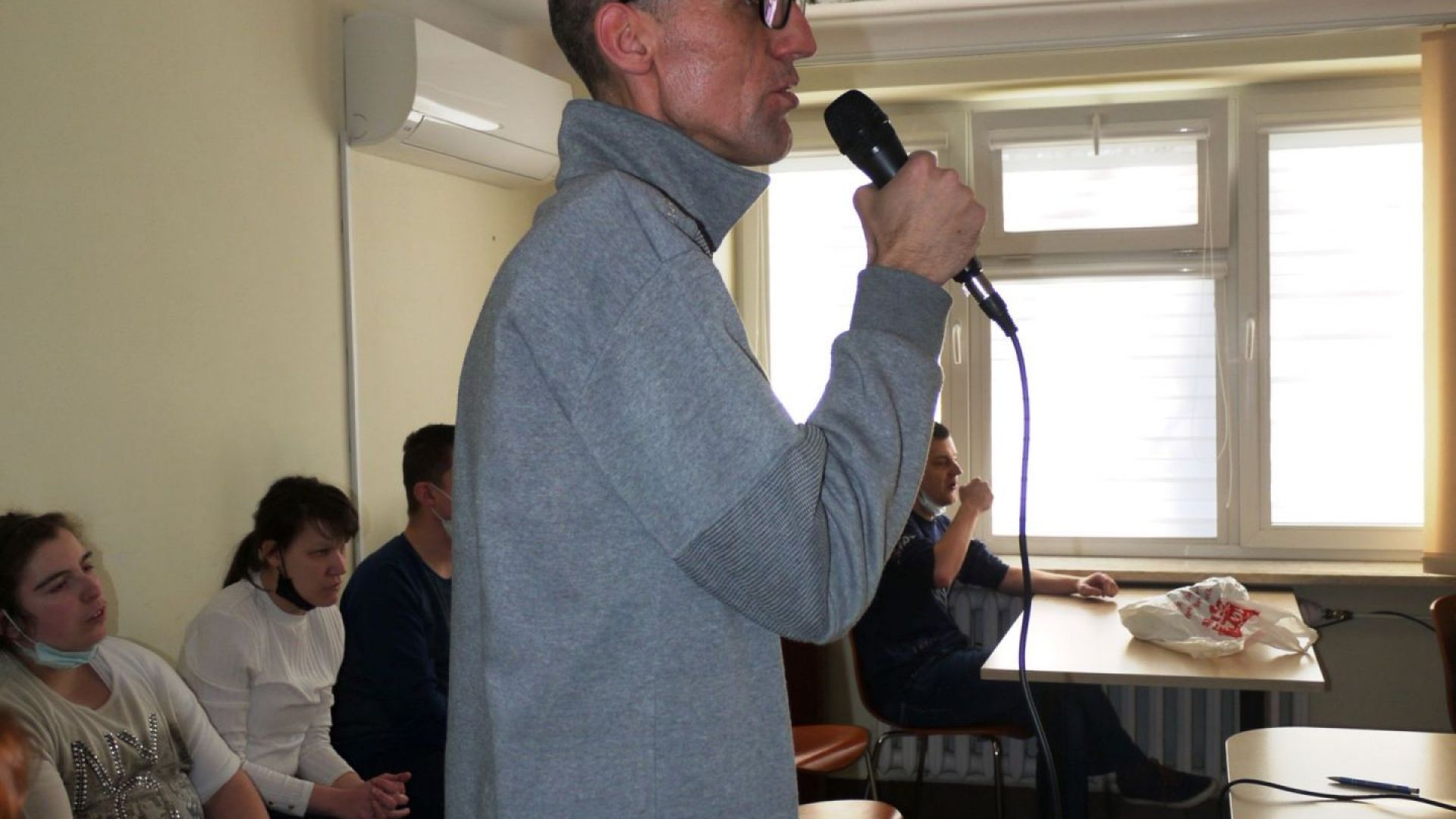 Grzegorz S. wykonujący wybrany utwór podczas karaoke.