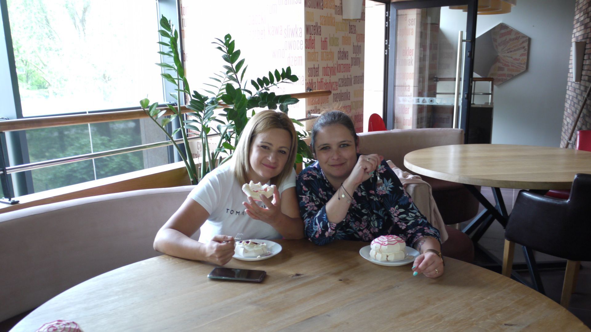 Pani Kasia i pani Sylwia jedzące ciastka.