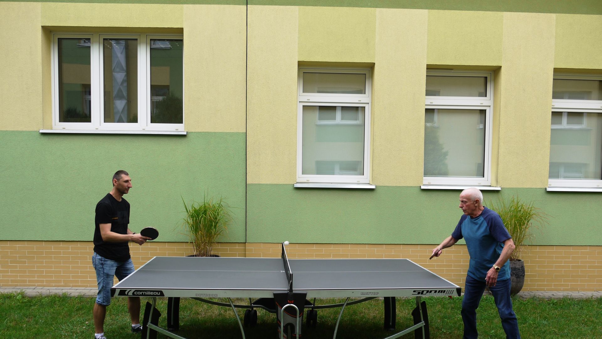 Pan Leszek i Sebastian C. grający w tenisa stołowego.