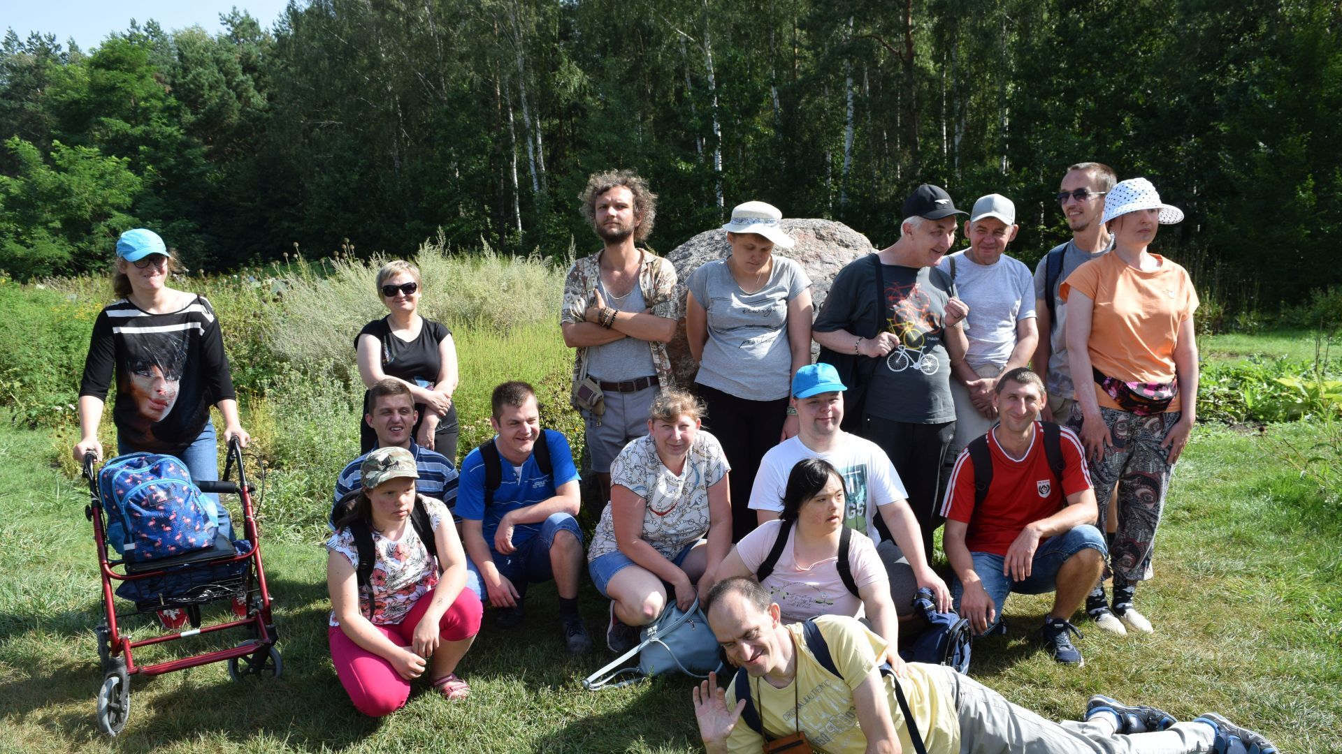 Uczestnicy wraz z panią dyrektor Justyną Juszczak i przewodnikiem przy kamieniu z napisem Podlaski Ogród Botaniczny.