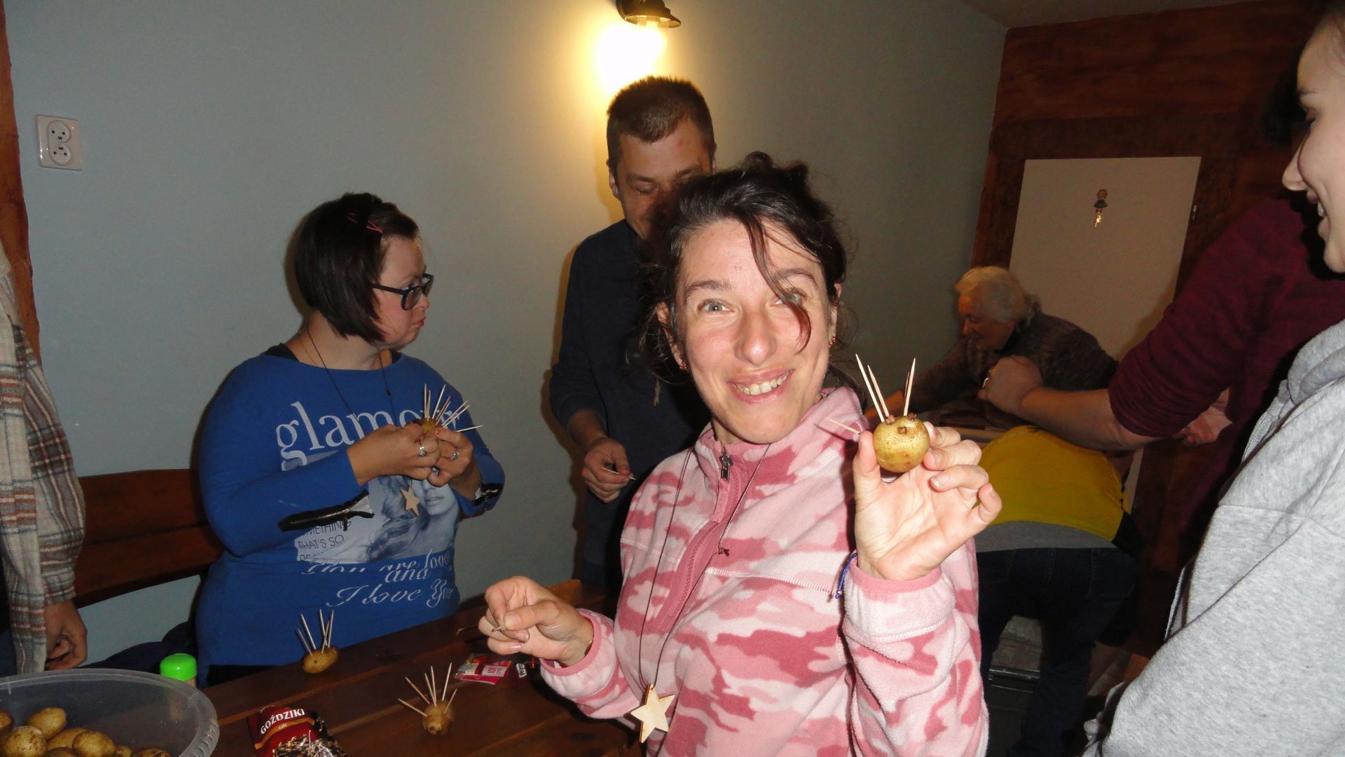 Justyna K. pokazującą jeżyka z ziemniaka, którego zrobiła podczas warsztatów plastycznych.