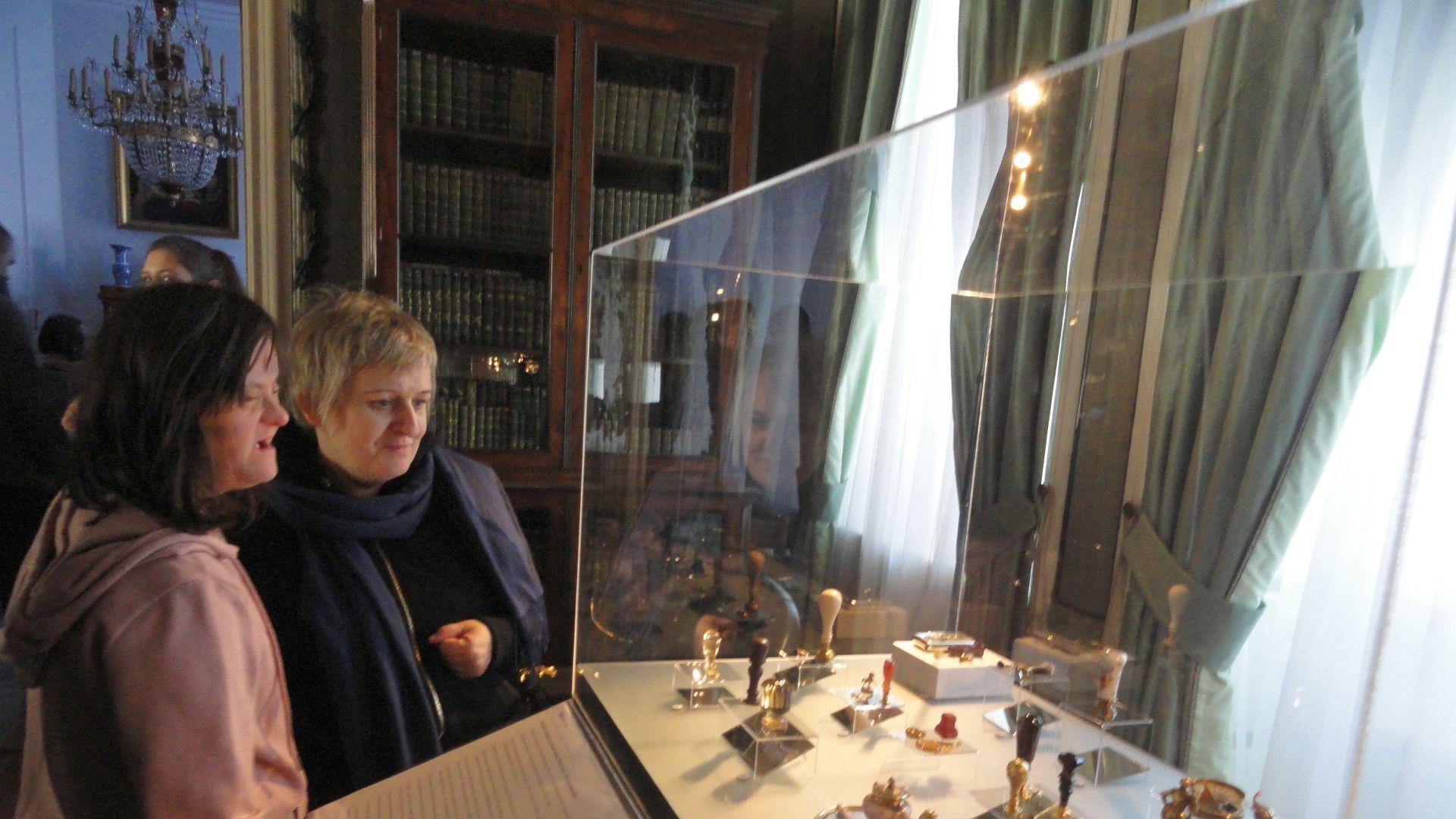 Pani dyrektor Justyna Juszczak wraz z Agnieszką P. oglądające wystawę w pałacu Radziwiłłów.
