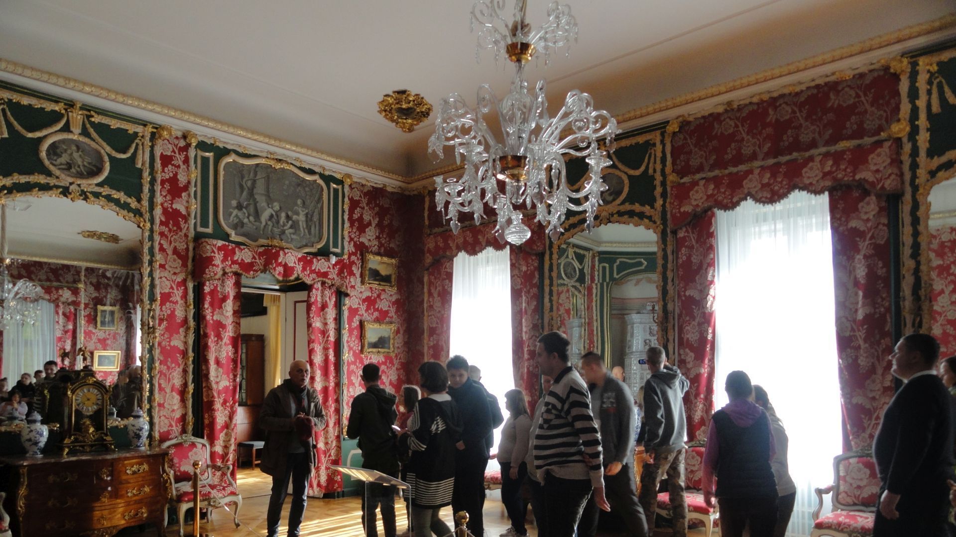 Uczestnicy zwiedzający pałac Radziwiłłów.