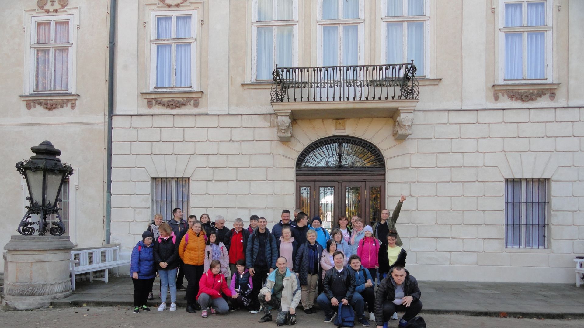 Zdjęcie grupowe przed pałacem Radziwiłłów.