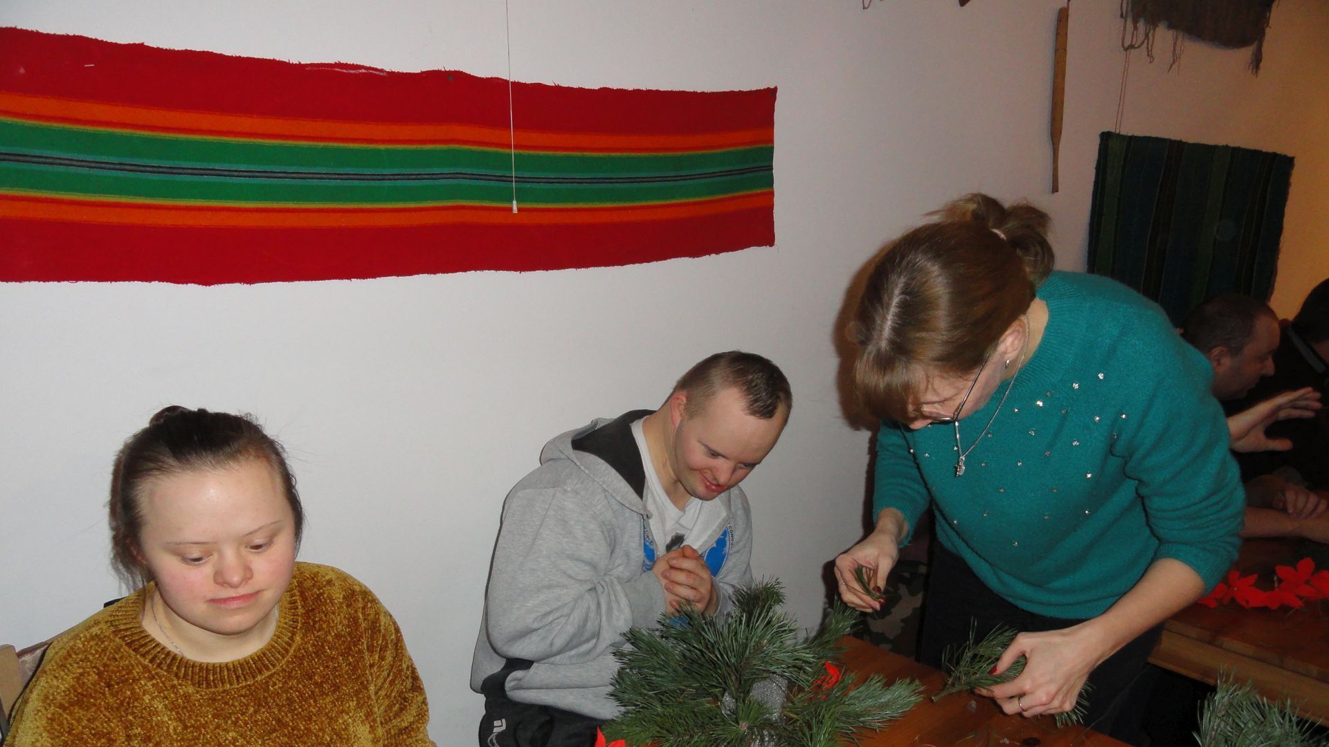 Marta Cz. i Darek Cz. z panią Martą robią stroiki świąteczne.