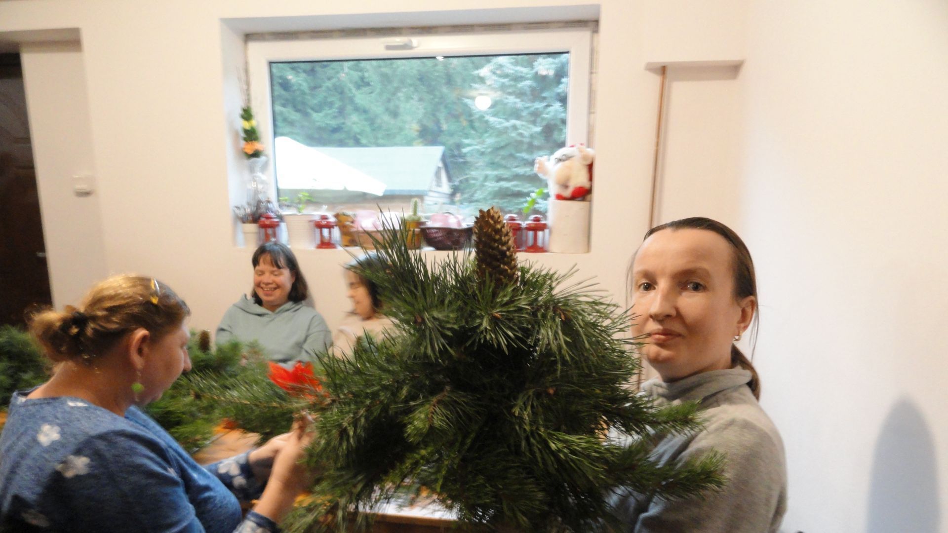 Anna Cz. prezentuje swój stroik świąteczny.  