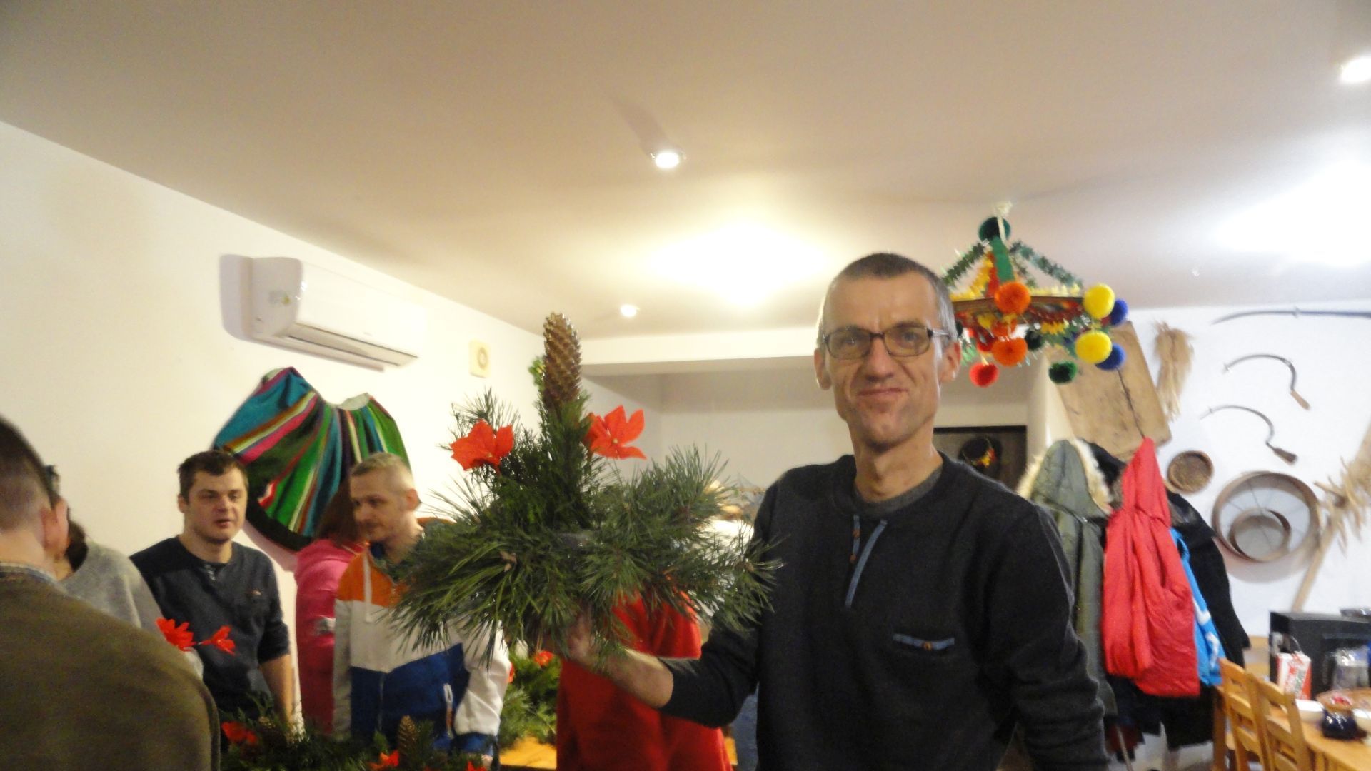Grzegorz S. prezentuje swój stroik świąteczny. 