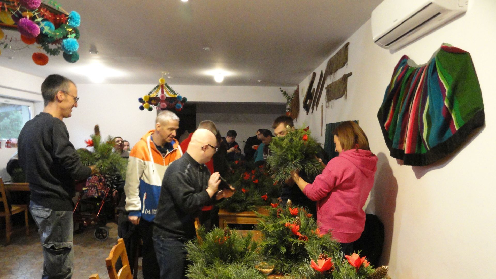 Uczestnicy podczas warsztatów robienia stoików świątecznych. 