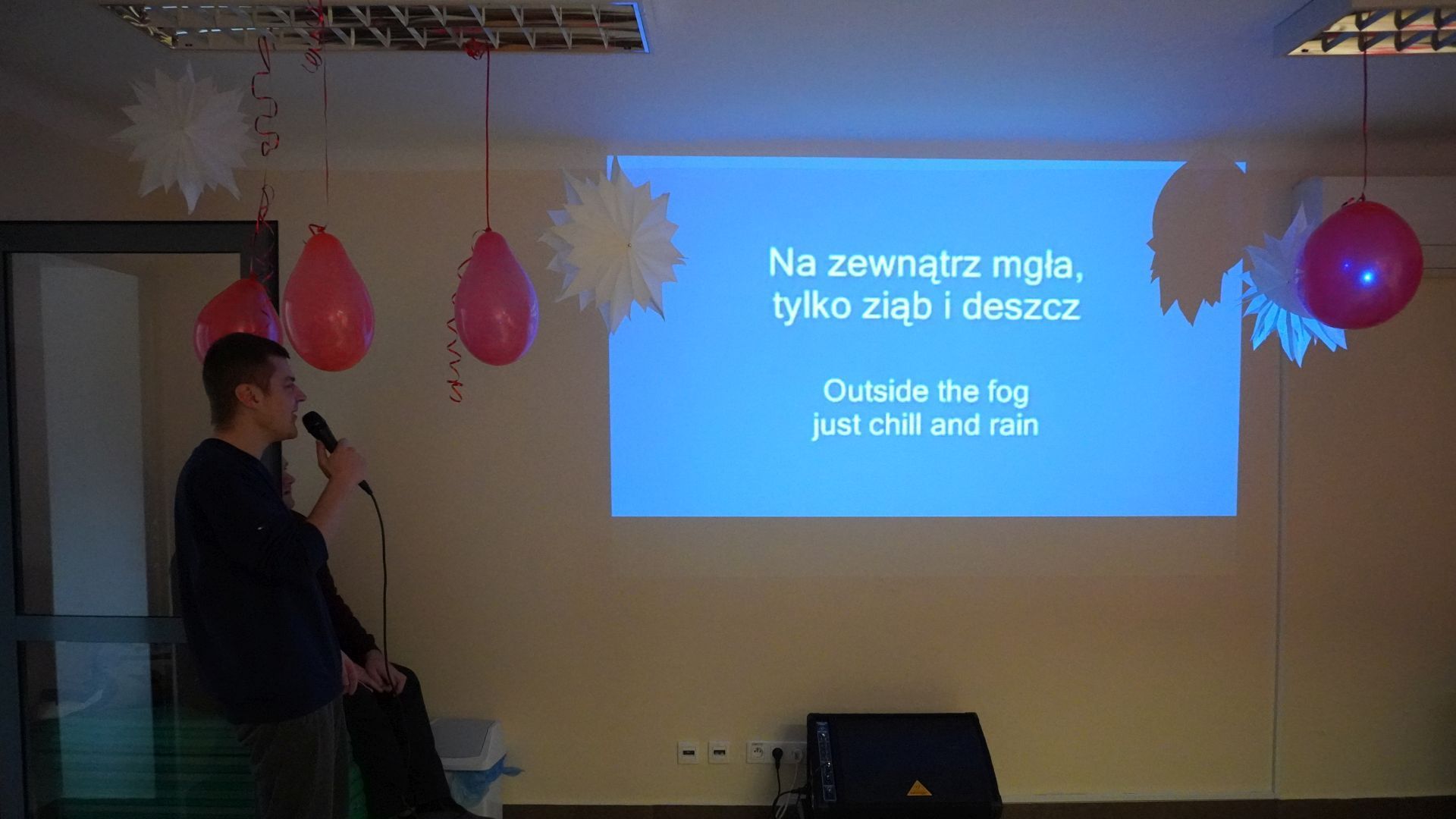 Łukasz S. śpiewa piosenkę podczas walentynkowego karaoke.