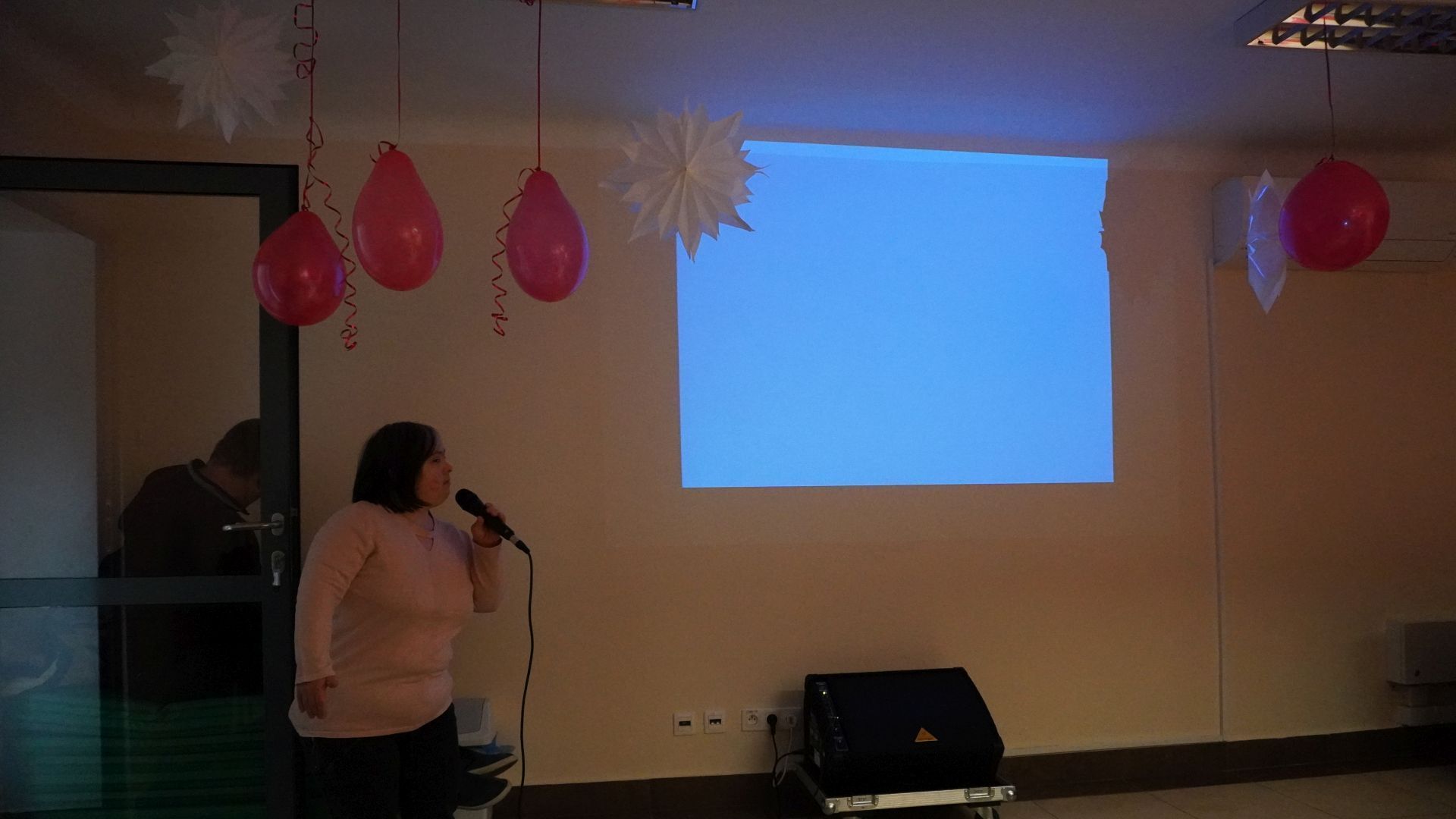 Elżbieta W. śpiewa podczas walentynkowego karaoke.