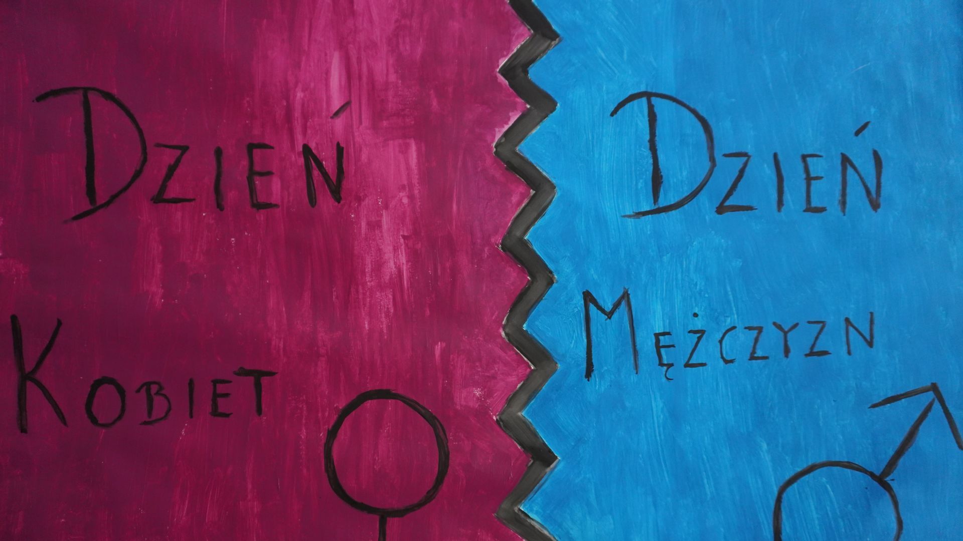 Plakat przedstawiający napis Dzień Kobiet i Dzień Mężczyzn na różowo-niebieskim tle.