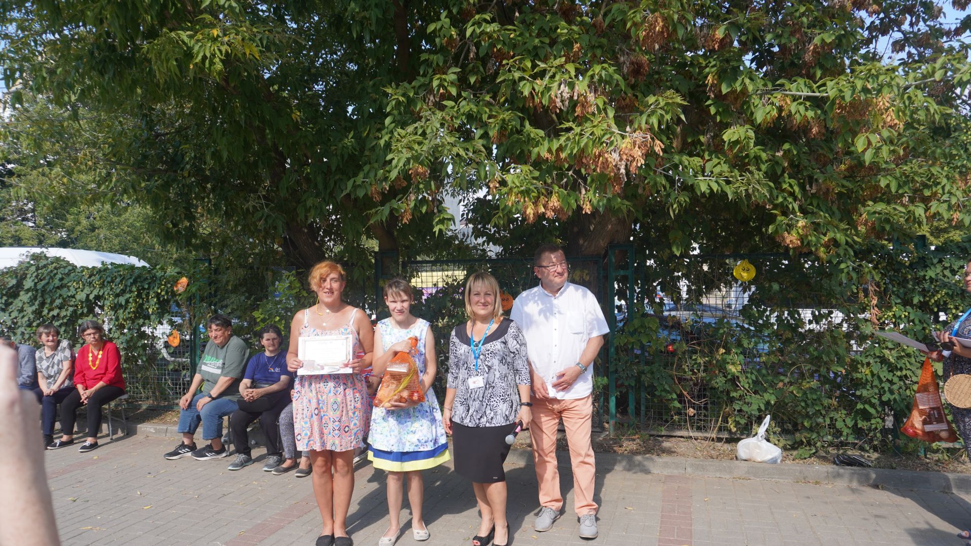 Uczestniczki Agnieszka i Małgorzata odbierają dyplom i upominek za udział w imprezie ''Dzień Cebuli''.
