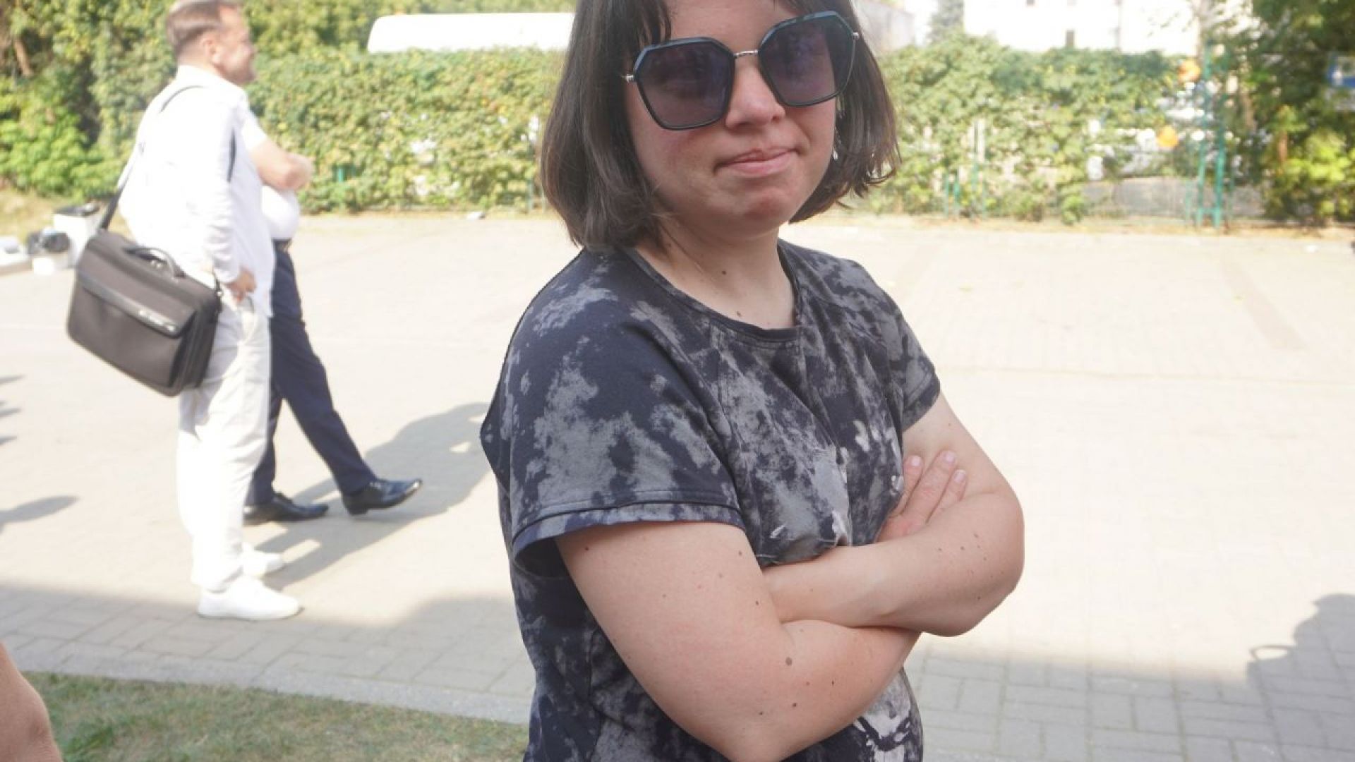 Justyna w okularach przeciwsłonecznych podczas imprezy ''Dzień Cebuli''.