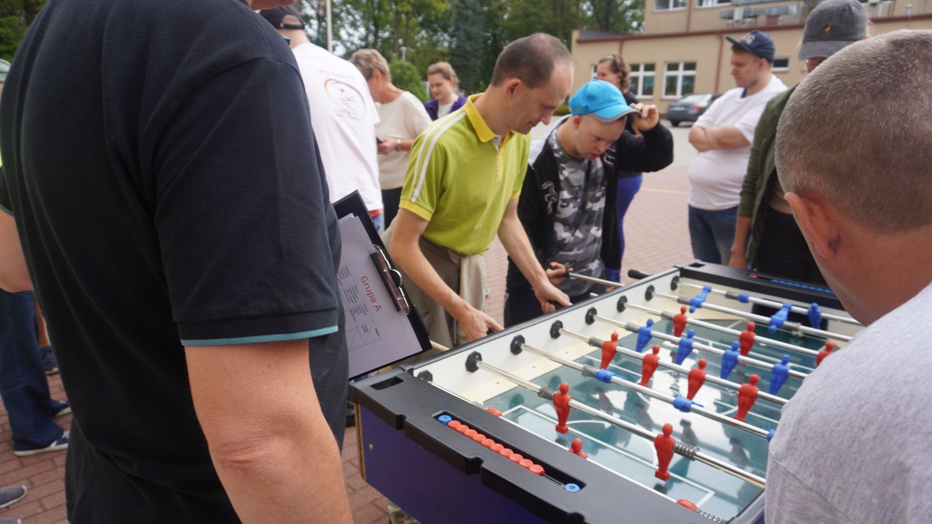 Uczestnicy grają w piłkarzyki stołowe podczas XXIV Powiatowych Jesiennych Biegów Przełajowych w Ignacowie.