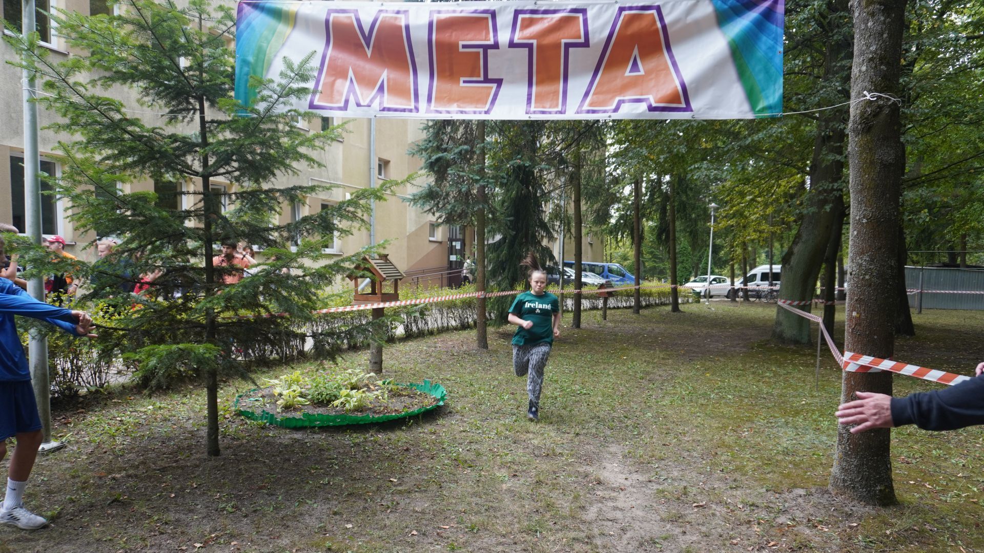 Uczestniczka dobiega do mety podczas XXIV Powiatowych Jesiennych Biegów Przełajowych w Ignacowie.
