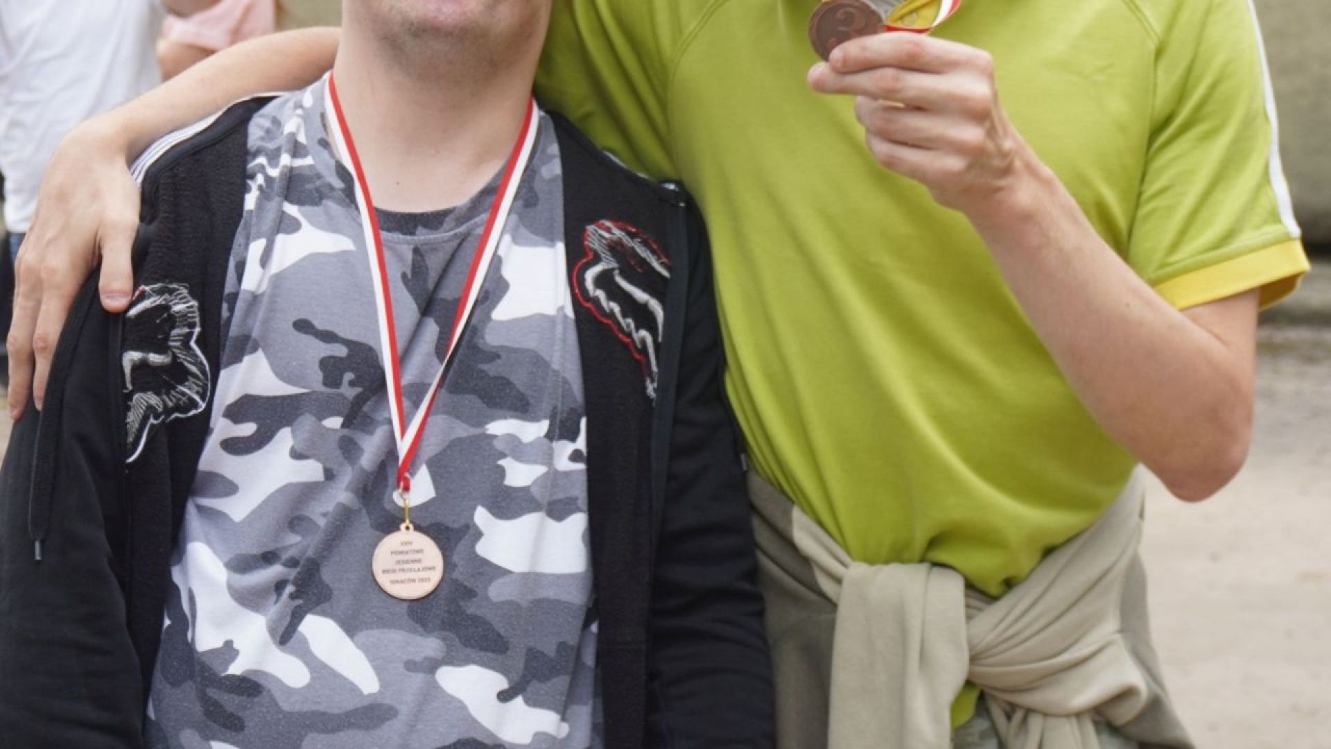 Darek i Paweł pozują do zdjęcia z medalami zdobytymi za grę w piłkarzyki stołowe.