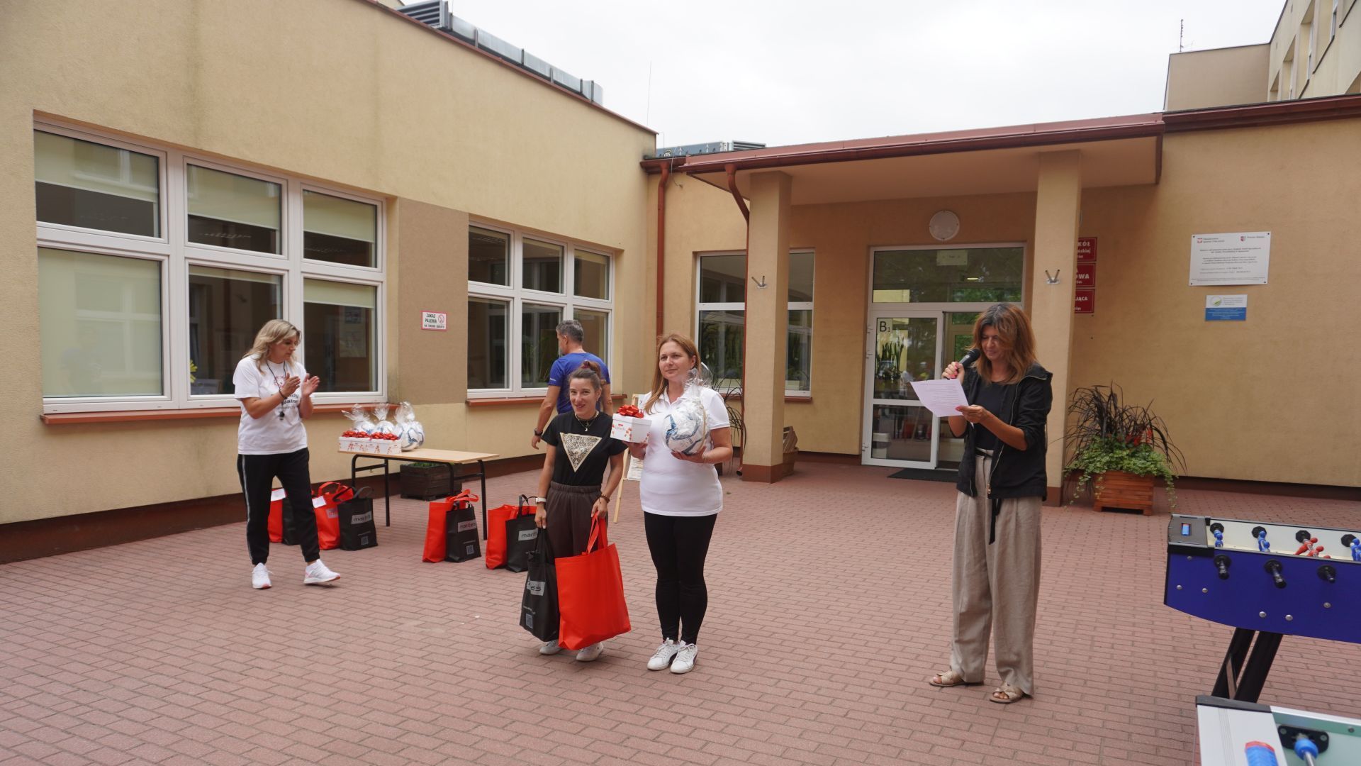 Justyna wraz z panią Iwoną odbierają nagrody za udział w XXIV Powiatowych Jesiennych Biegach Przełajowych w Ignacowie.