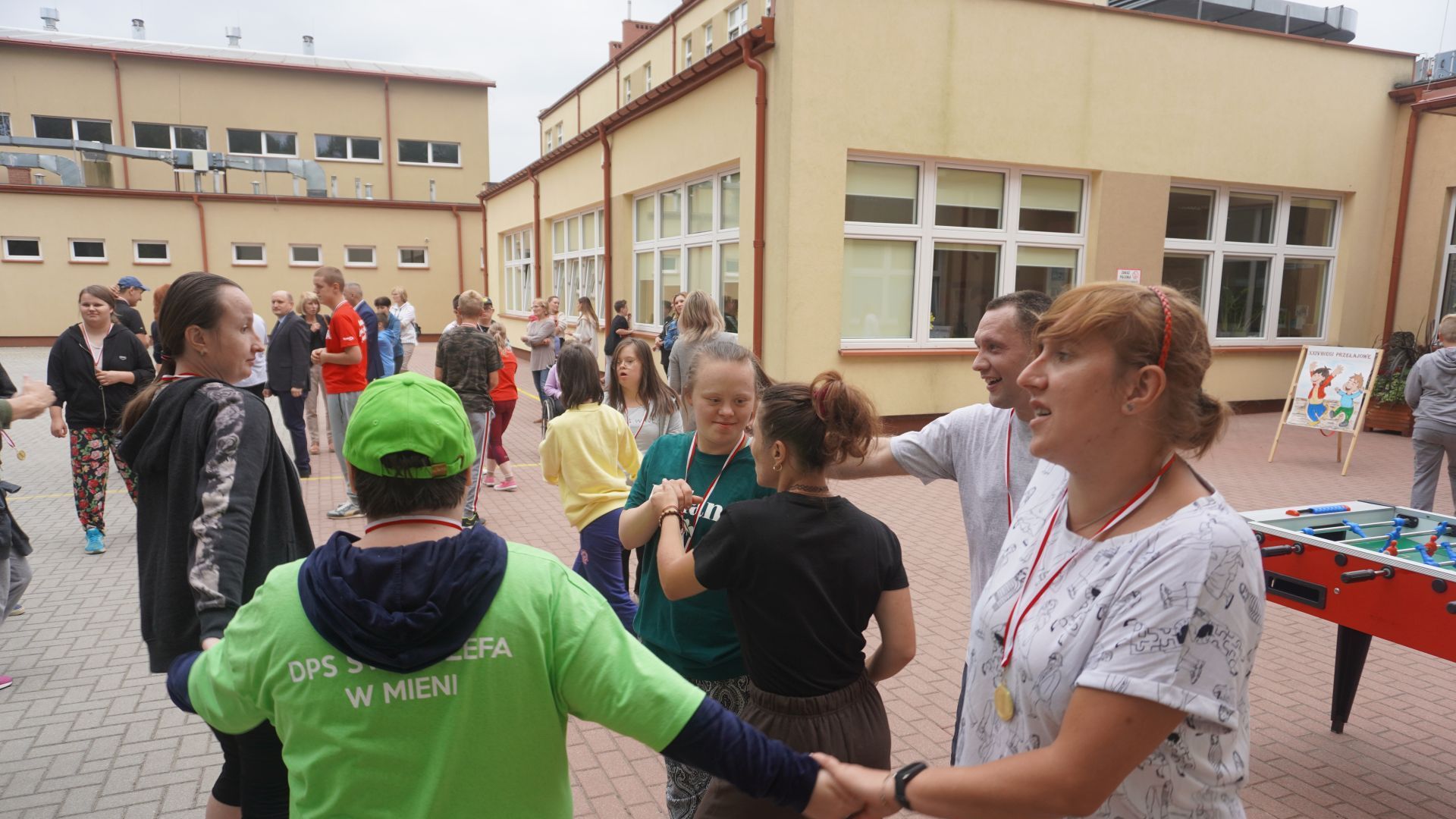 Uczestnicy tańczą podczas imprezy z okazji XXIV Powiatowych Jesiennych Biegów Przełajowych w Ignacowie.
