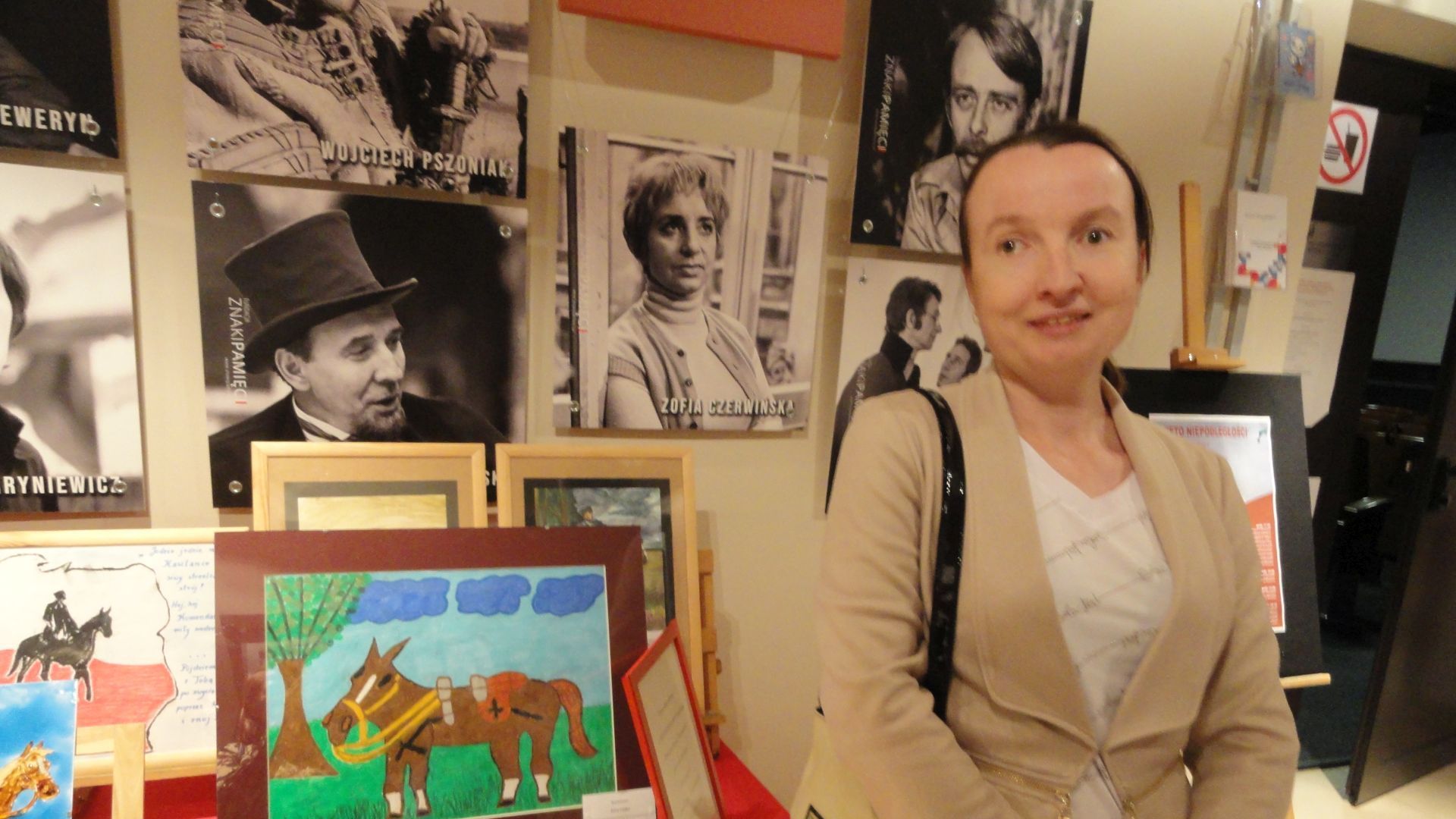 Galeria: Uczestniczka pozuje do zdjęcia przy swojej pracy konkursowej pt. ''Kasztanka - najsłynniejszy koń II Rzeczpospolitej''.