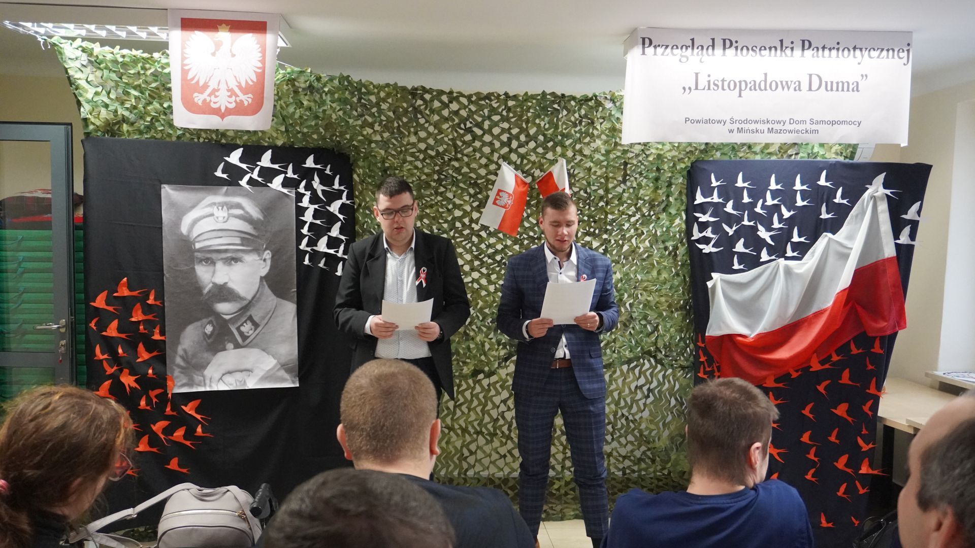Uczestnicy Bartek i Karol zapowiadają występ podczas Przeglądu Piosenki Patriotycznej ''Listopadowa Duma''.