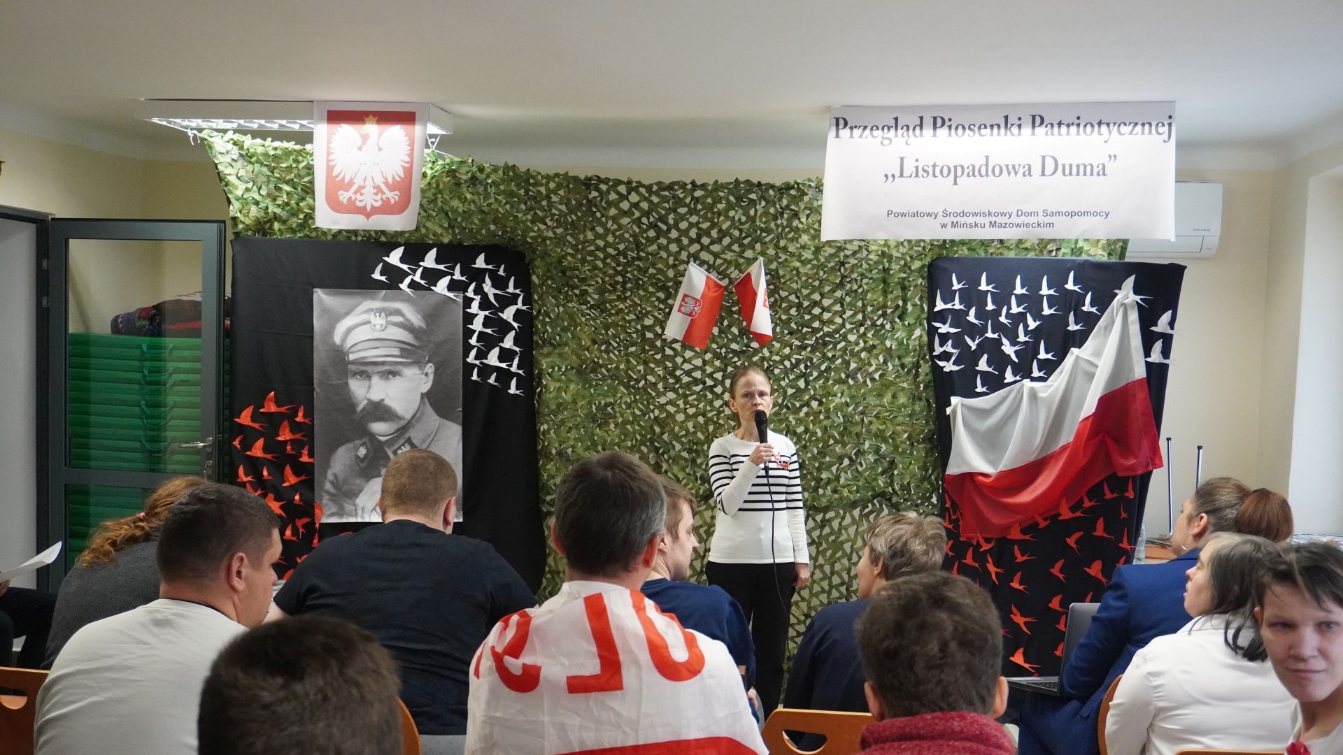 Uczestniczka występuje podczas Przeglądu Piosenki Patriotycznej ''Listopadowa Duma''.