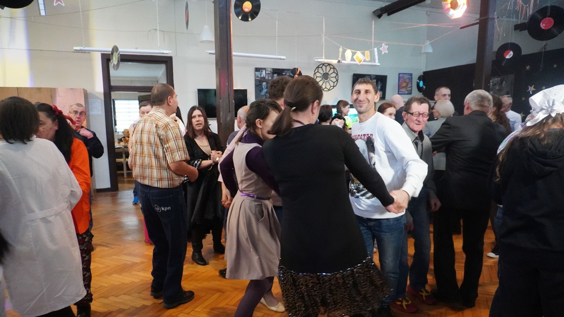 Uczestnicy tańczą w kole podczas ''Andrzejek Filmowych'' w DPS ''Jedlina'' w Mieni