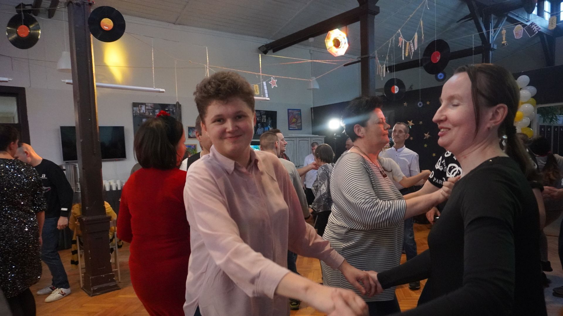 Uczestniczki tańczą w parze podczas zabawy w DPS ''Jedlina'' w Mieni.
