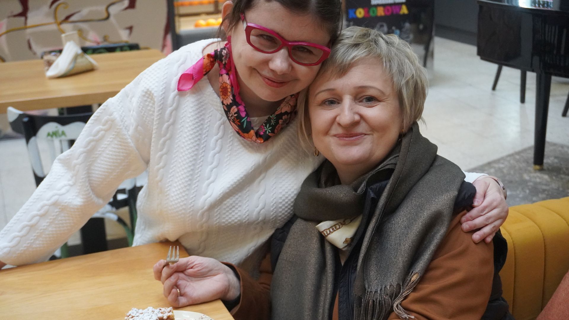 Pani dyrektor Justyna Juszczak wraz z panią Karoliną, która pracuje w kawiarni toMy.