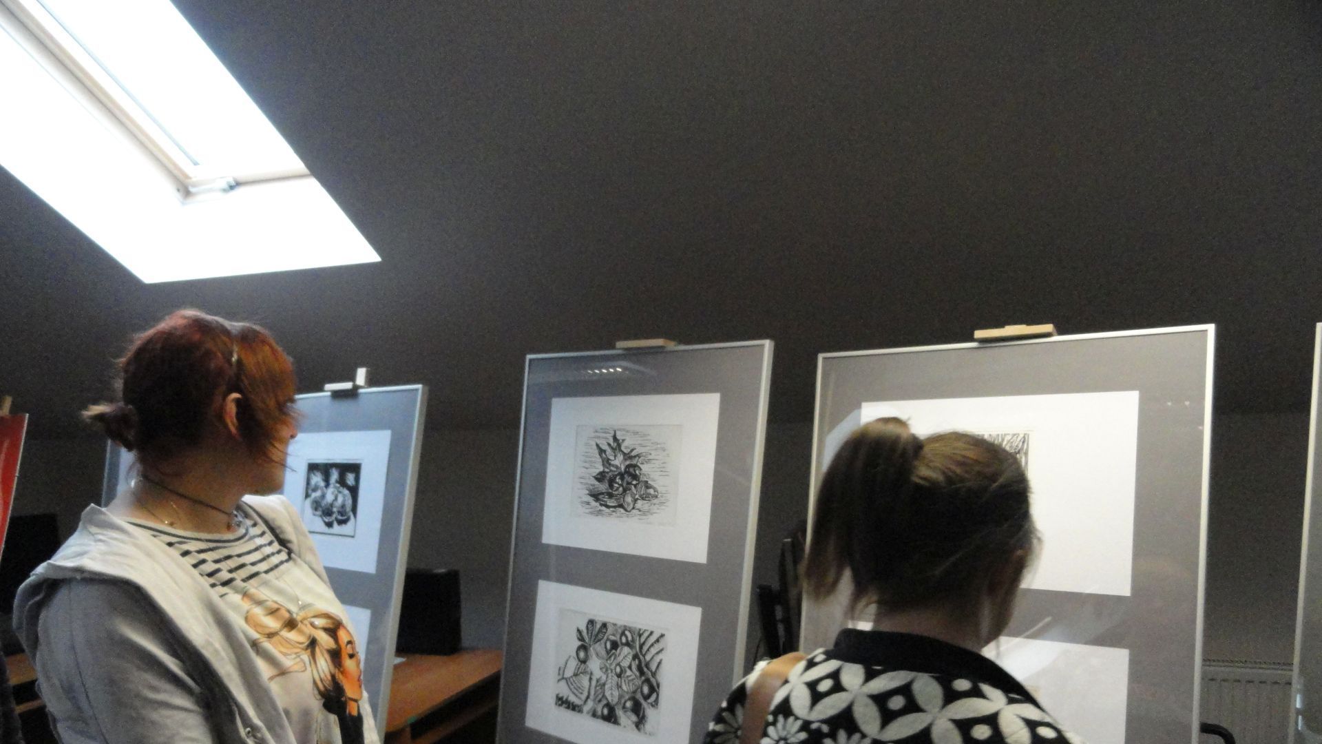 Uczestnicy oglądają prace na wystawie w Bibliotece Pedagogicznej w Mińsku Mazowieckim. 