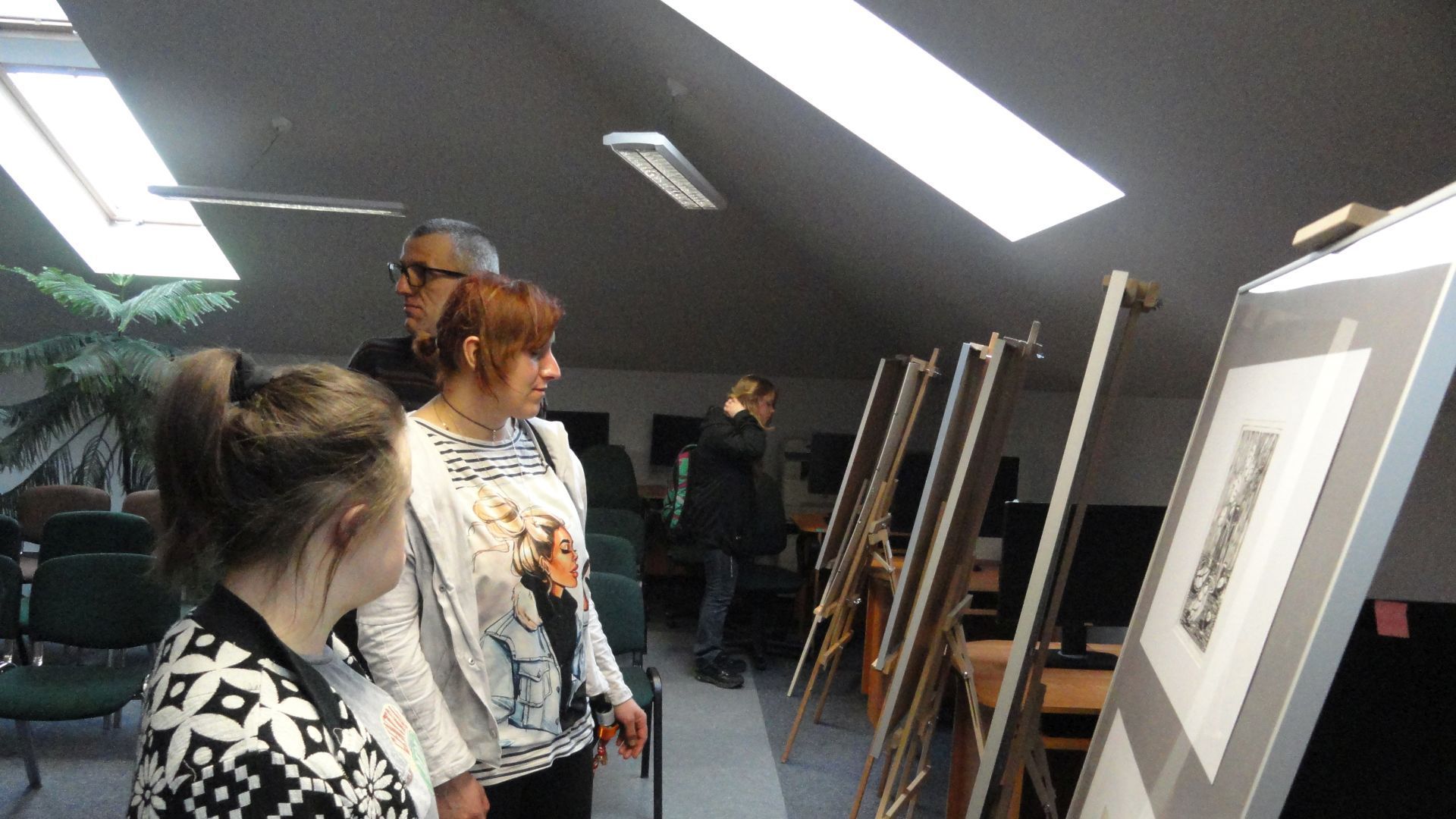 Uczestnicy oglądają prace na wystawie w Bibliotece Pedagogicznej w Mińsku Mazowieckim. 