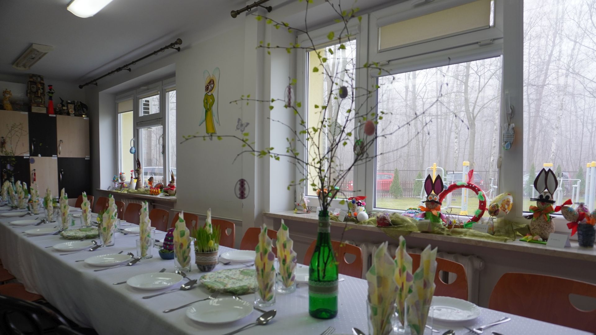 Galeria: Zastawiony stół oraz ozdoby wielkanocne wykonane przez Uczestników PŚDS.