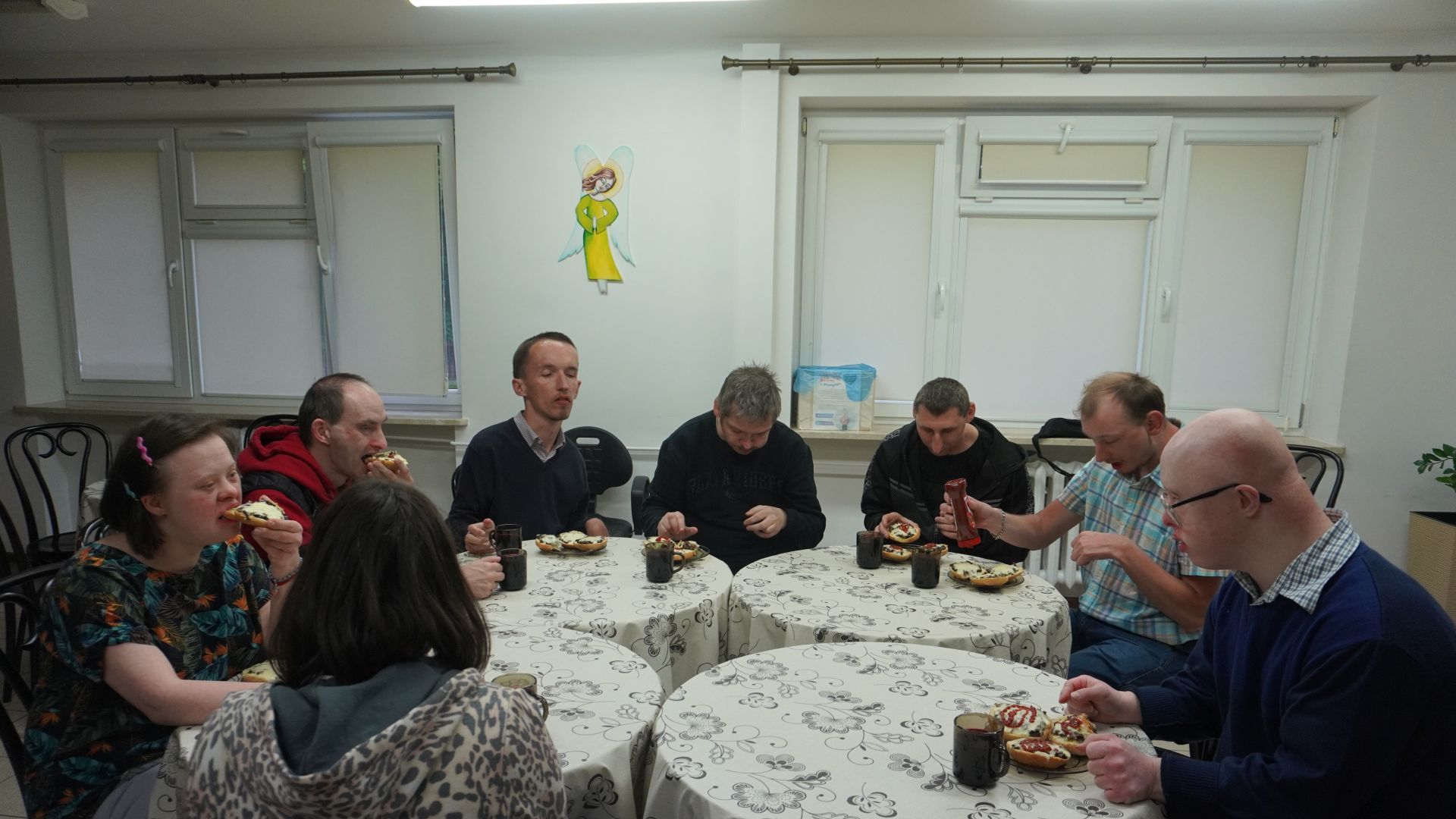 Uczestnicy podczas zajęć integracyjnych zajadają na kolację pyszne zapiekanki z pieca. 
