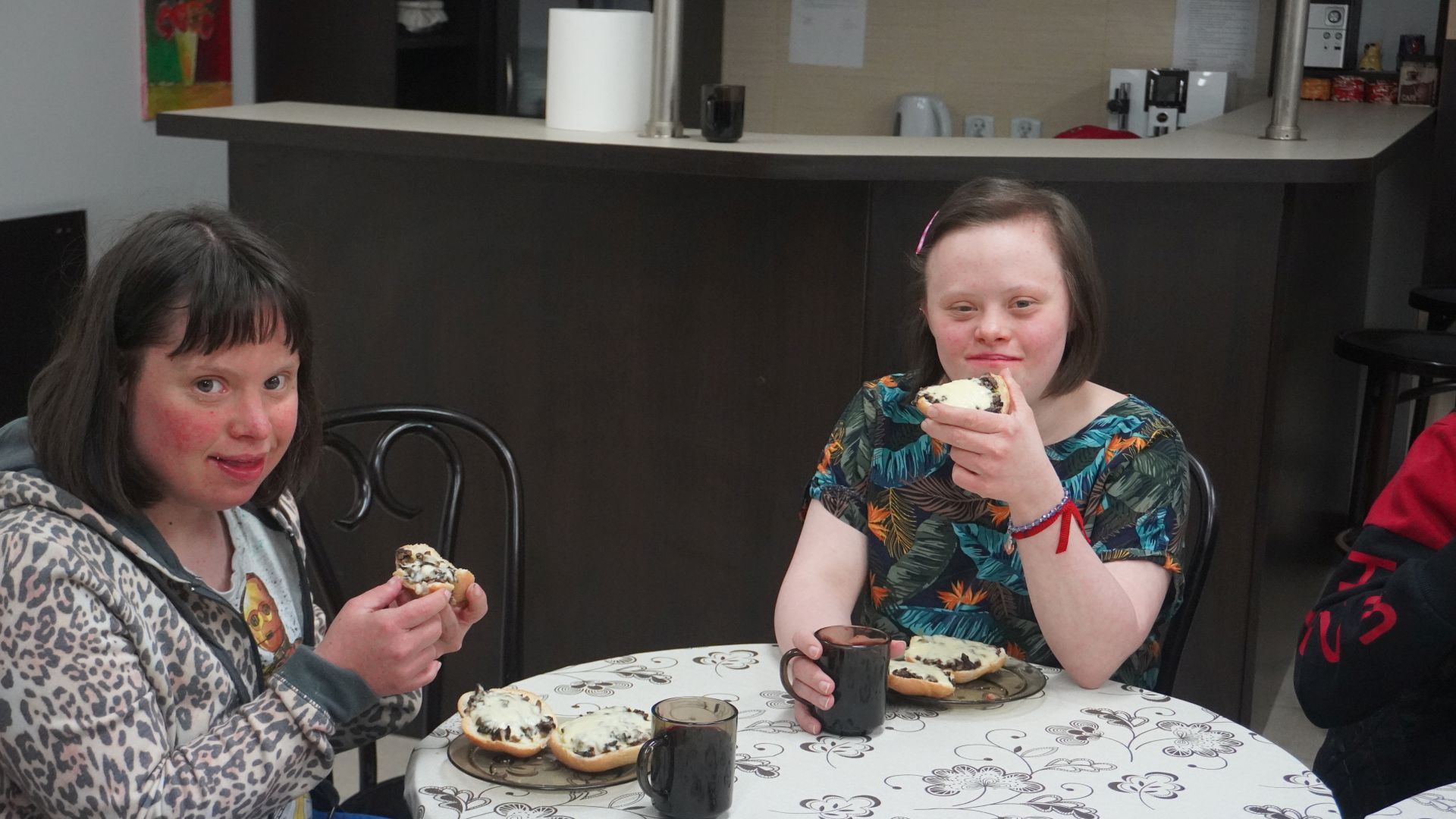 Uczestniczki Justyna i Marta, podczas wieczornej kolacji zajadają pyszne zapiekanki z pieca. 