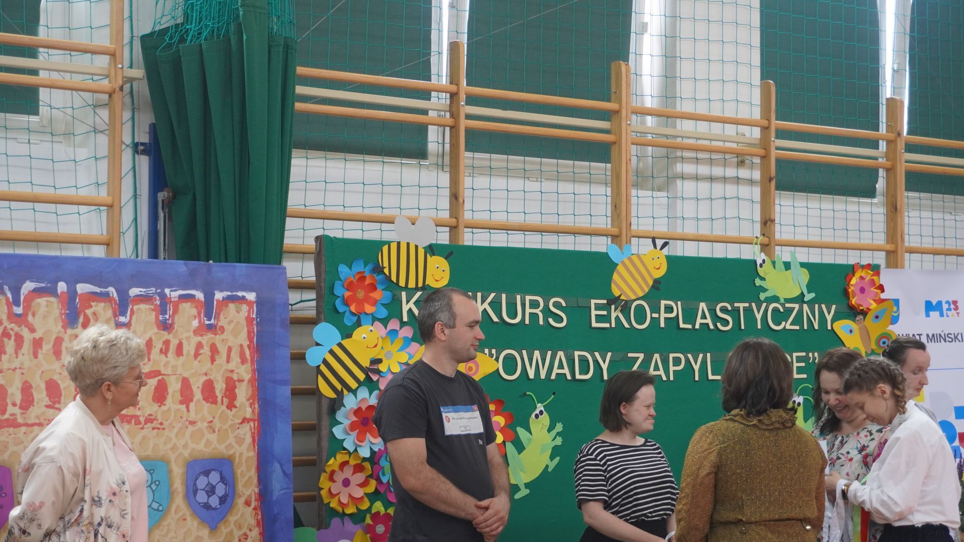 Wręczenie nagród Uczestnikom naszego Domu podczas rozstrzygnięcia eko-plastycznego konkursu ''Owady zapylające'' w ZSS w Ignacowie.