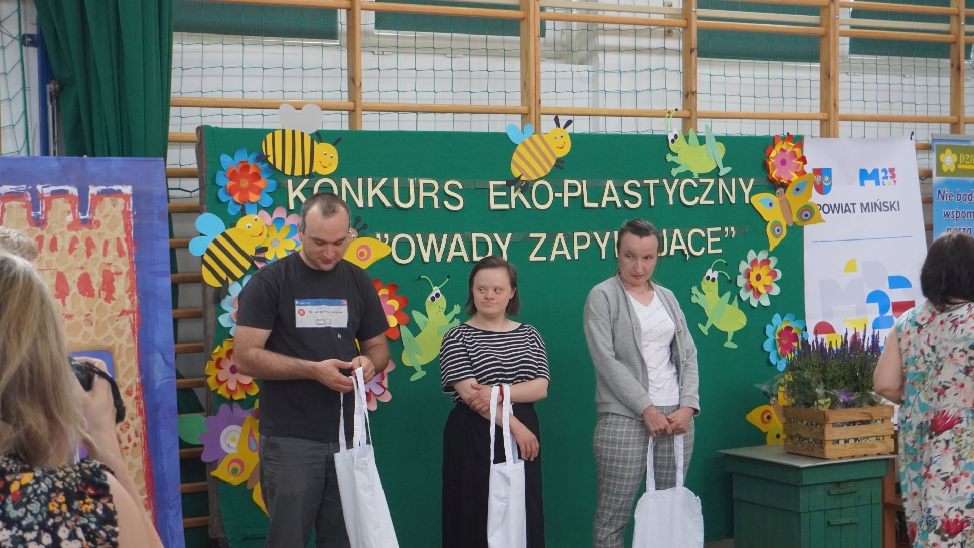 Wręczenie nagród Uczestnikom naszego Domu podczas rozstrzygnięcia eko-plastycznego konkursu ''Owady zapylające'' w ZSS w Ignacowie.