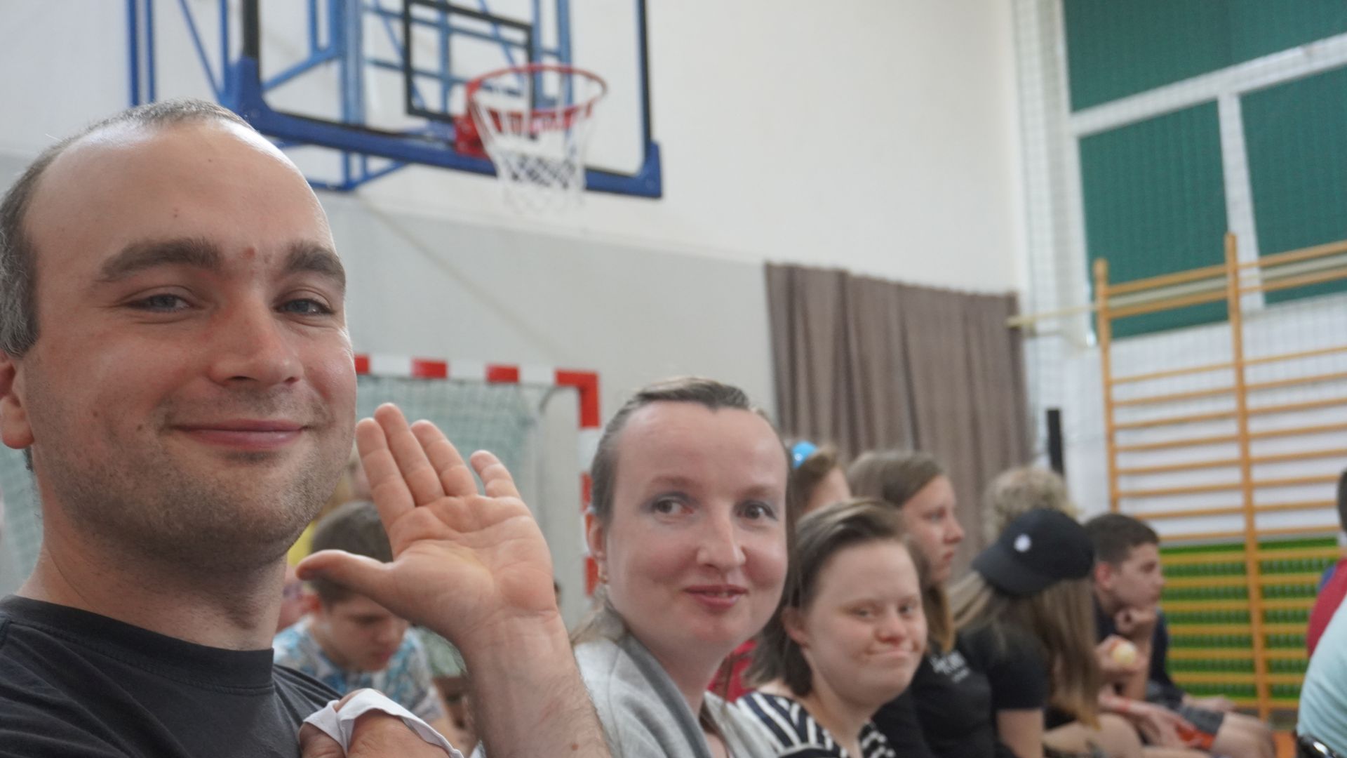 Konrad, Ania i Marta, podczas rozstrzygnięcia eko-plastycznego konkursu ''Owady zapylające'' w ZSS w Ignacowie.