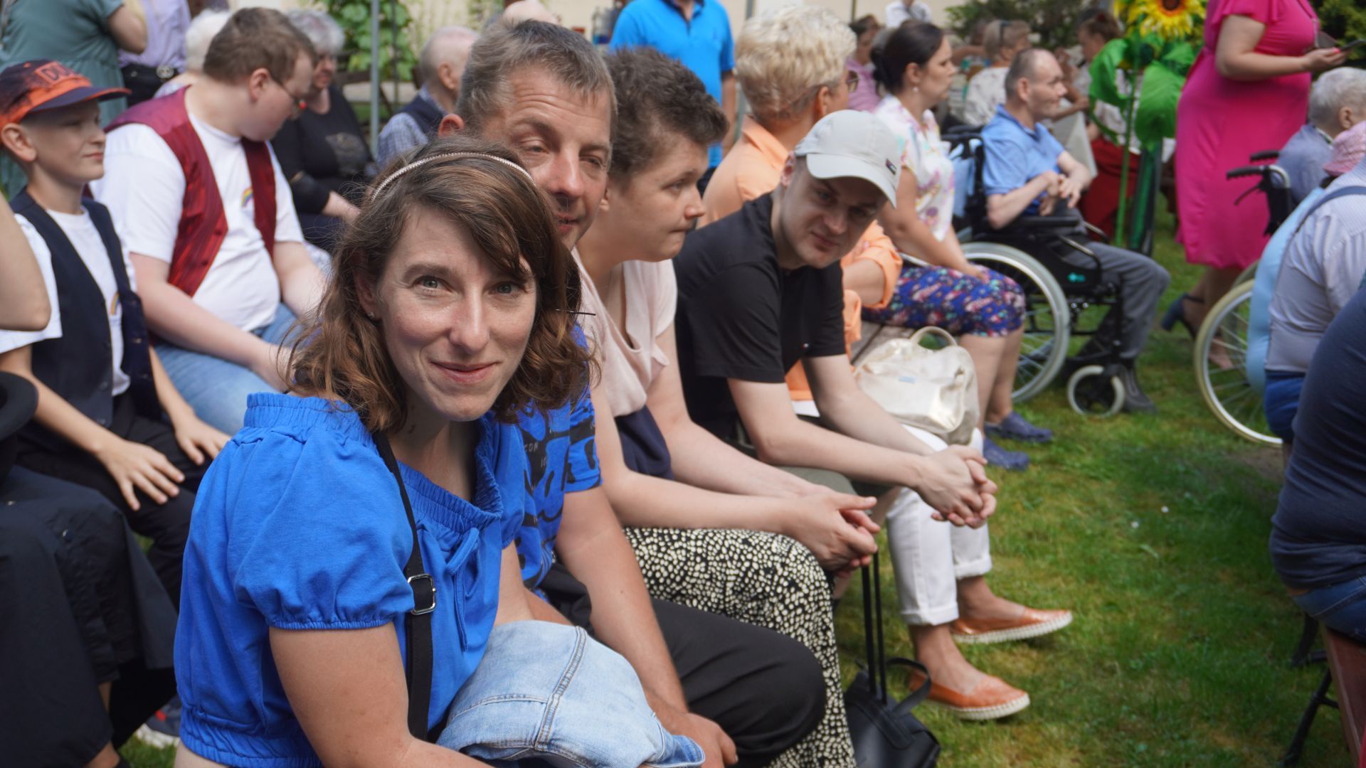 Delegacja Uczestników naszego Domu, siedząca na ławeczkach podczas ''II Pikniku u Józefa'' w DPS św. Józefa w Mieni. 