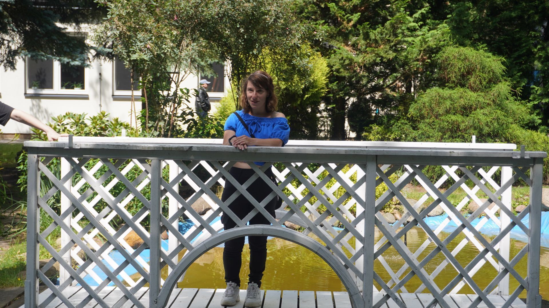 Uczestniczka Justyna pozuje do zdjęcia, stojąc na drewnianym mostku, podczas ''II Pikniku u Józefa''.