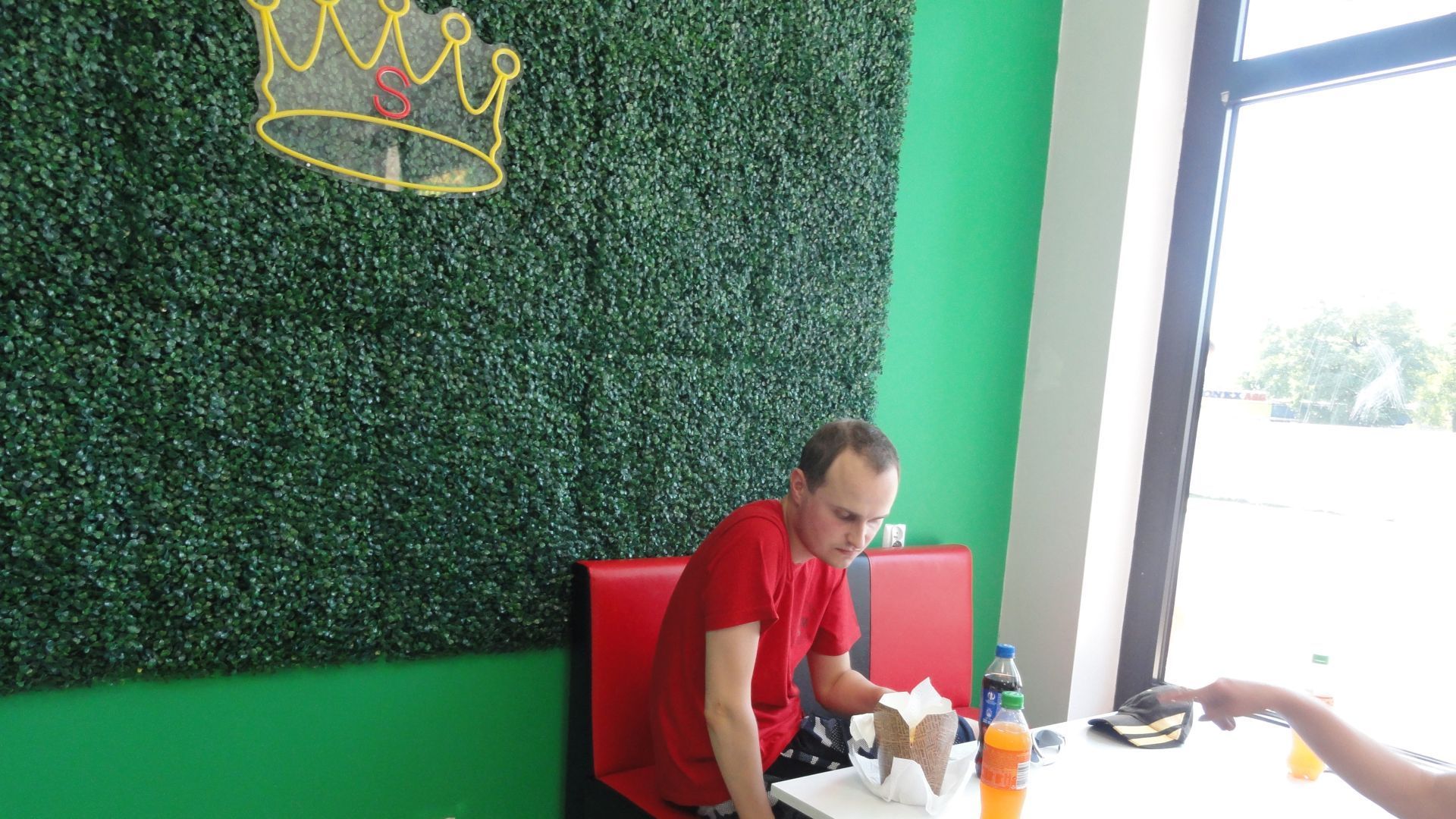Galeria: Uczestnik Krzysztof je posiłek w restauracji.