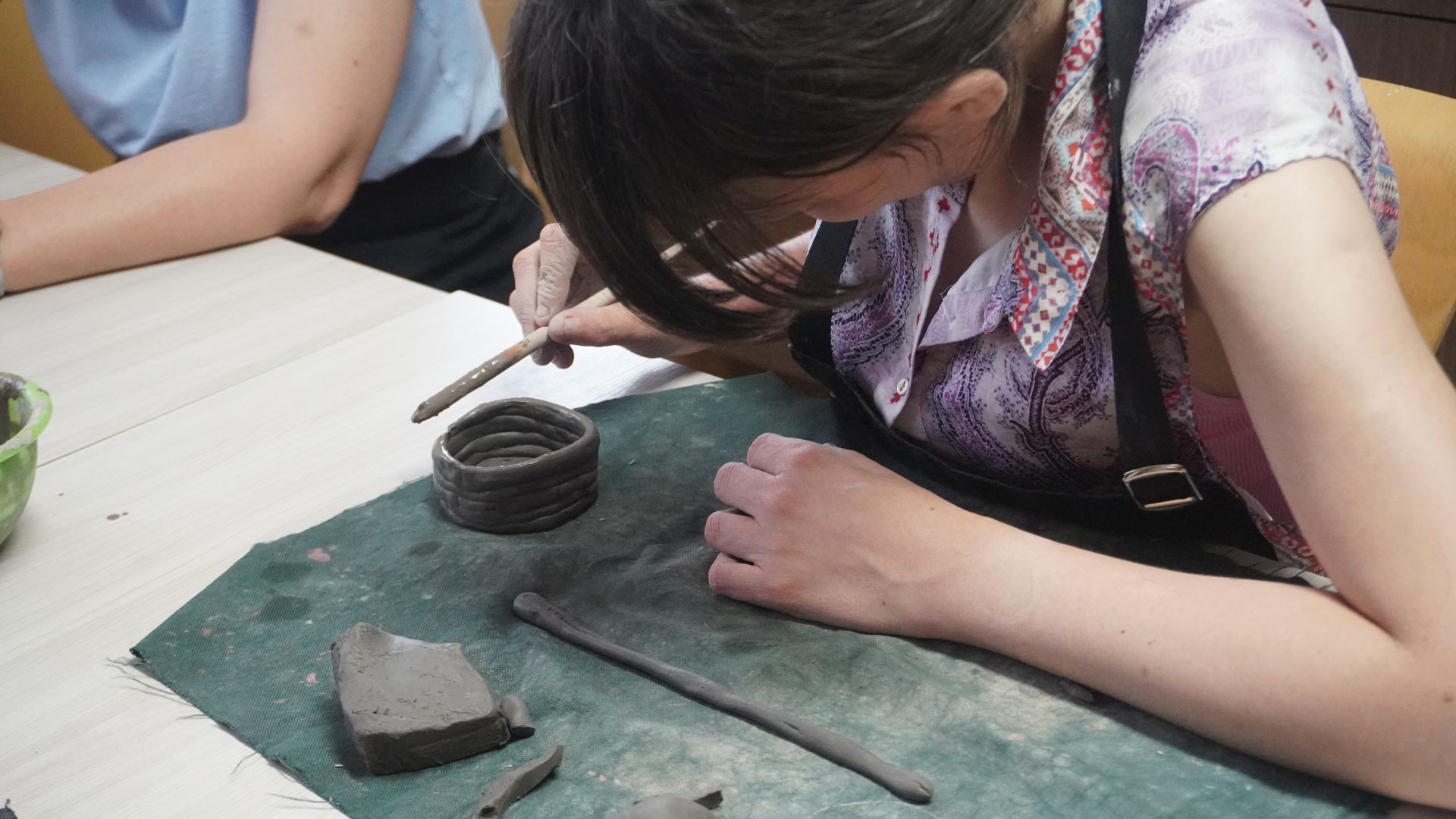 Uczestniczka Małgosia w pracowni ceramicznej wykonuje cukiernicę. 