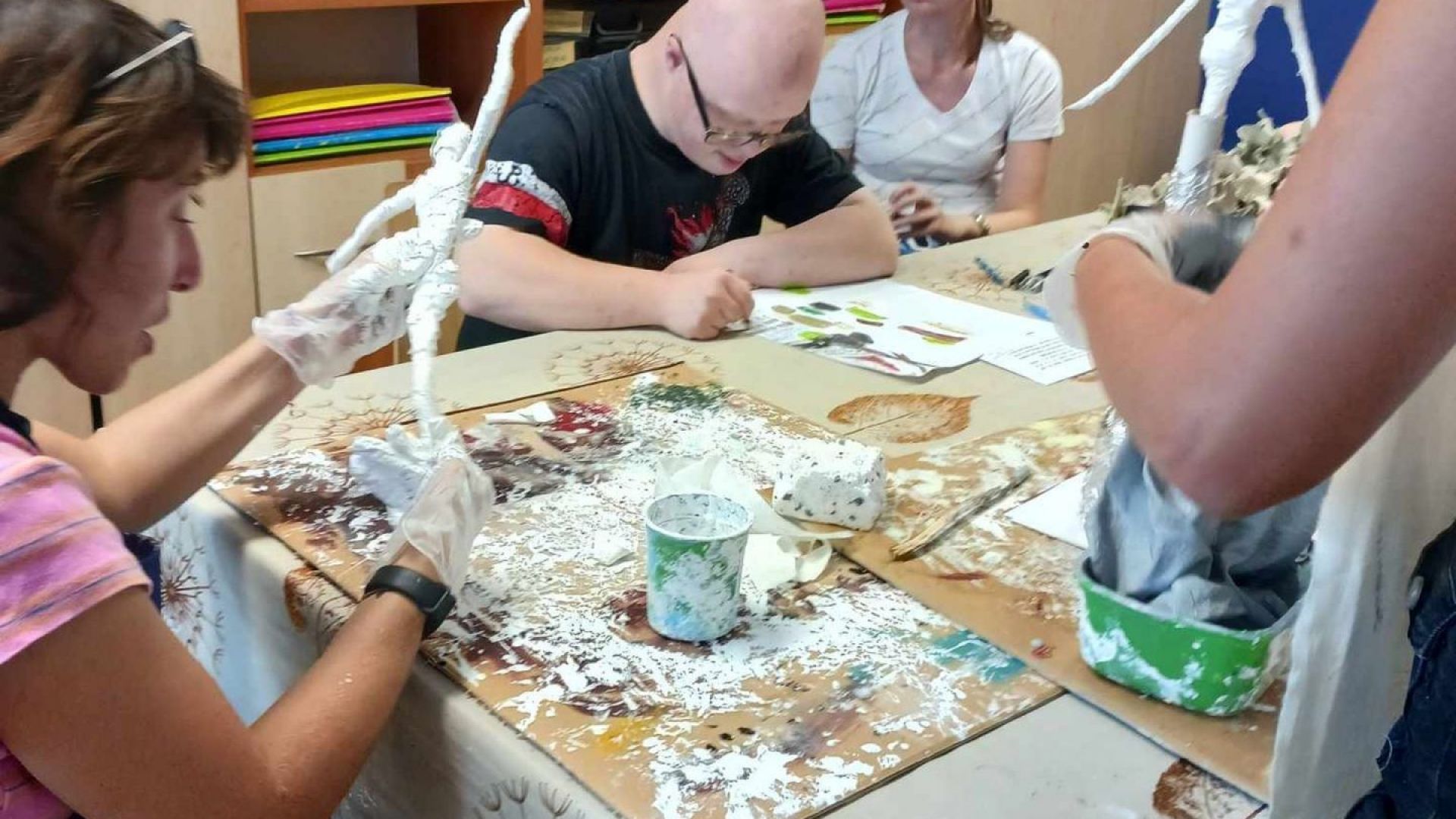 Uczestniczki wykonują figury za pomocą utwardzacza Powertex. 