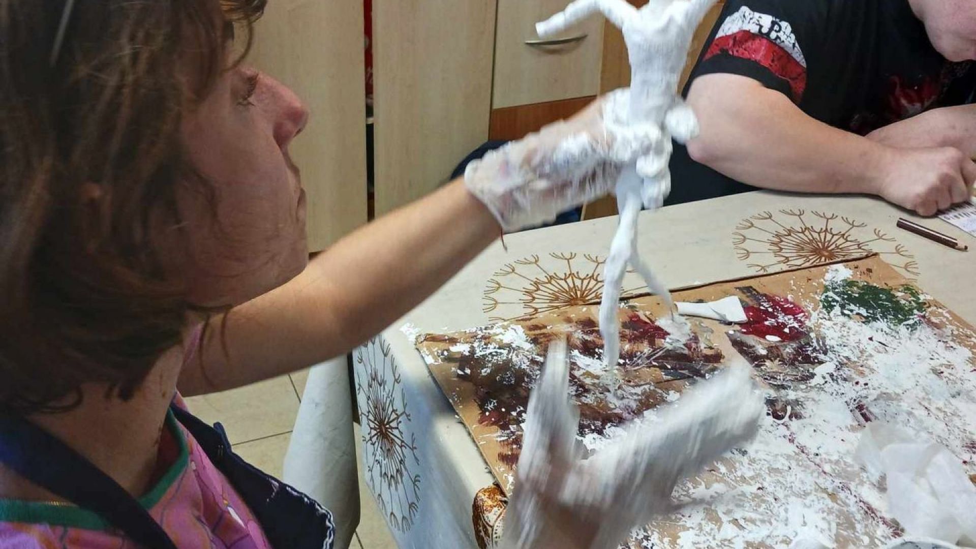 Uczestniczka Justyna za pomocą utwardzacza Powertex wykonuje wymyśloną przez siebie figurę. 